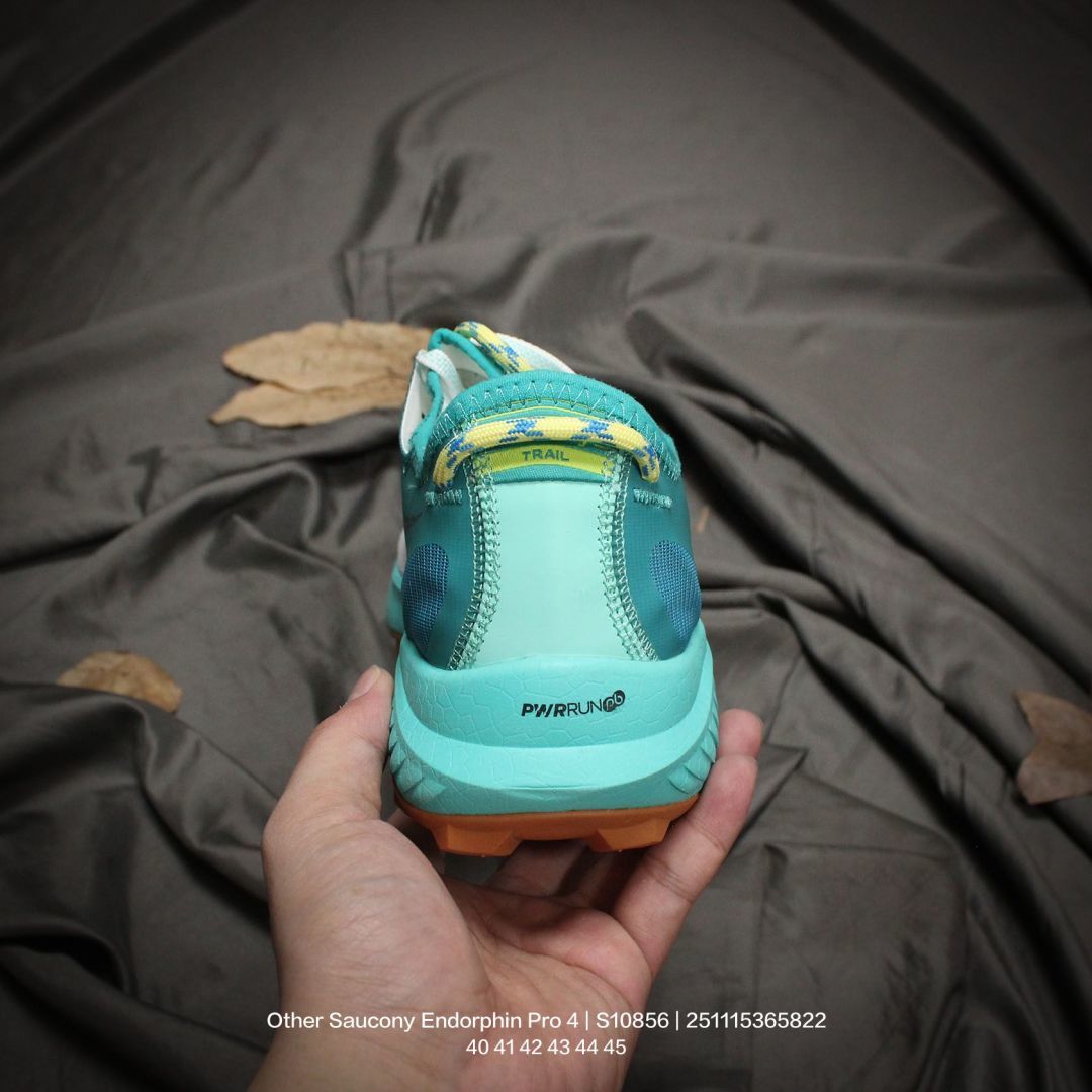 💰150
原数据开发纸版楦型,采用工学透气针织布鞋面材质,内嵌3D环绕包裹缓震鞋垫,中底搭载仿生鲨鱼鳃PWRRUN PB高弹缓震珠粒发泡材质,舒适踩S感❗️索康尼携手品牌代言人彭于晏推出全新!全球知名跑步运动品牌-索康尼/Saucony Endorphin Pro 4 啡鹏4系列低帮轻量舒适多功能厚底休闲运动慢跑鞋 S10856
类型:男鞋
码数:40 41 42 43 44 45
编码:251115365.822