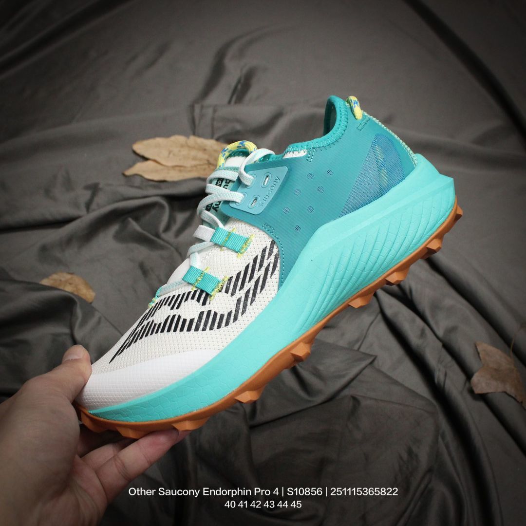 💰150
原数据开发纸版楦型,采用工学透气针织布鞋面材质,内嵌3D环绕包裹缓震鞋垫,中底搭载仿生鲨鱼鳃PWRRUN PB高弹缓震珠粒发泡材质,舒适踩S感❗️索康尼携手品牌代言人彭于晏推出全新!全球知名跑步运动品牌-索康尼/Saucony Endorphin Pro 4 啡鹏4系列低帮轻量舒适多功能厚底休闲运动慢跑鞋 S10856
类型:男鞋
码数:40 41 42 43 44 45
编码:251115365.822