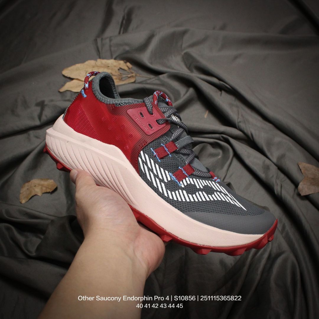 💰160
原数据开发纸版楦型,采用工学透气针织布鞋面材质,内嵌3D环绕包裹缓震鞋垫,中底搭载仿生鲨鱼鳃PWRRUN PB高弹缓震珠粒发泡材质,舒适踩S感❗️索康尼携手品牌代言人彭于晏推出全新!全球知名跑步运动品牌-索康尼/Saucony Endorphin Pro 4 啡鹏4系列低帮轻量舒适多功能厚底休闲运动慢跑鞋 S10856
类型:男鞋
码数:40 41 42 43 44 45
编码:251115365.822