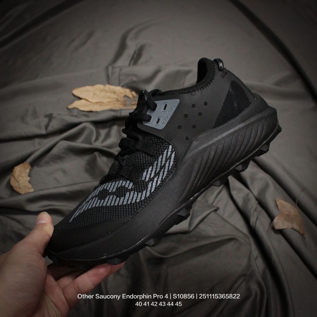 💰150
原数据开发纸版楦型,采用工学透气针织布鞋面材质,内嵌3D环绕包裹缓震鞋垫,中底搭载仿生鲨鱼鳃PWRRUN PB高弹缓震珠粒发泡材质,舒适踩S感❗️索康尼携手品牌代言人彭于晏推出全新!全球知名跑步运动品牌-索康尼/Saucony Endorphin Pro 4 啡鹏4系列低帮轻量舒适多功能厚底休闲运动慢跑鞋 S10856
类型:男鞋
码数:40 41 42 43 44 45
编码:251115365.822