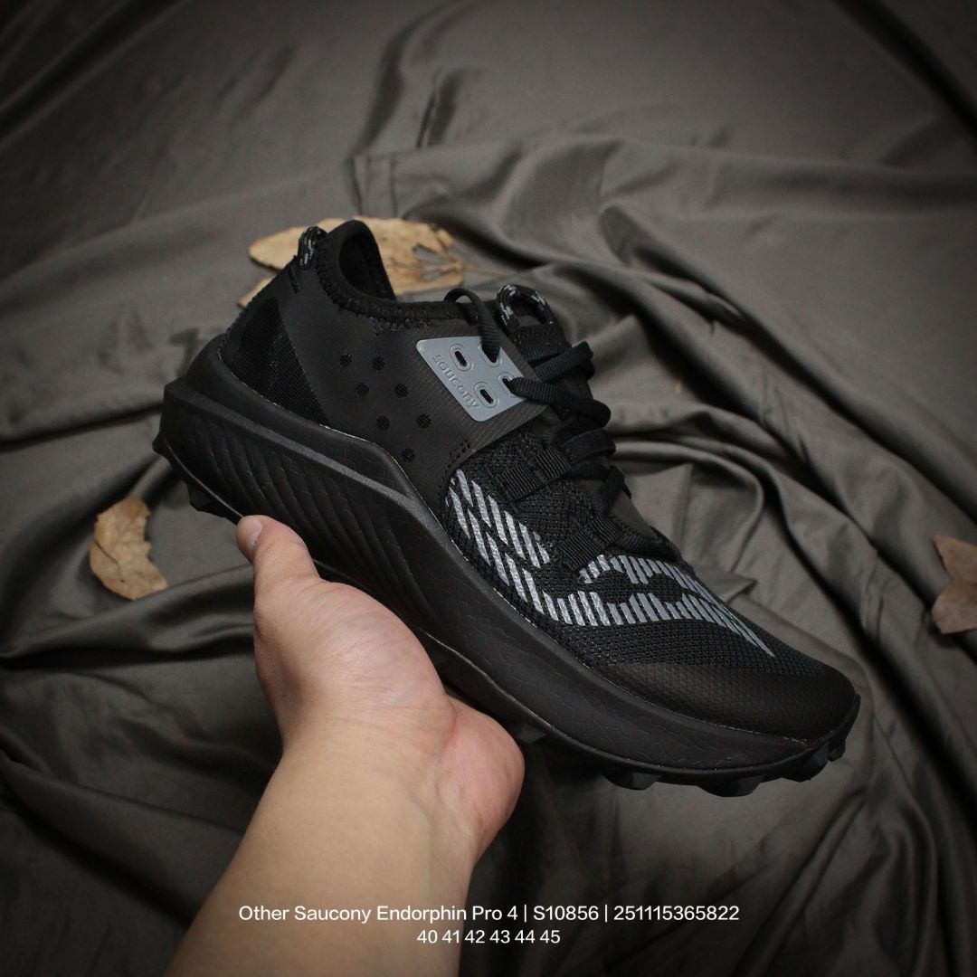 💰160
原数据开发纸版楦型,采用工学透气针织布鞋面材质,内嵌3D环绕包裹缓震鞋垫,中底搭载仿生鲨鱼鳃PWRRUN PB高弹缓震珠粒发泡材质,舒适踩S感❗️索康尼携手品牌代言人彭于晏推出全新!全球知名跑步运动品牌-索康尼/Saucony Endorphin Pro 4 啡鹏4系列低帮轻量舒适多功能厚底休闲运动慢跑鞋 S10856
类型:男鞋
码数:40 41 42 43 44 45
编码:251115365.822