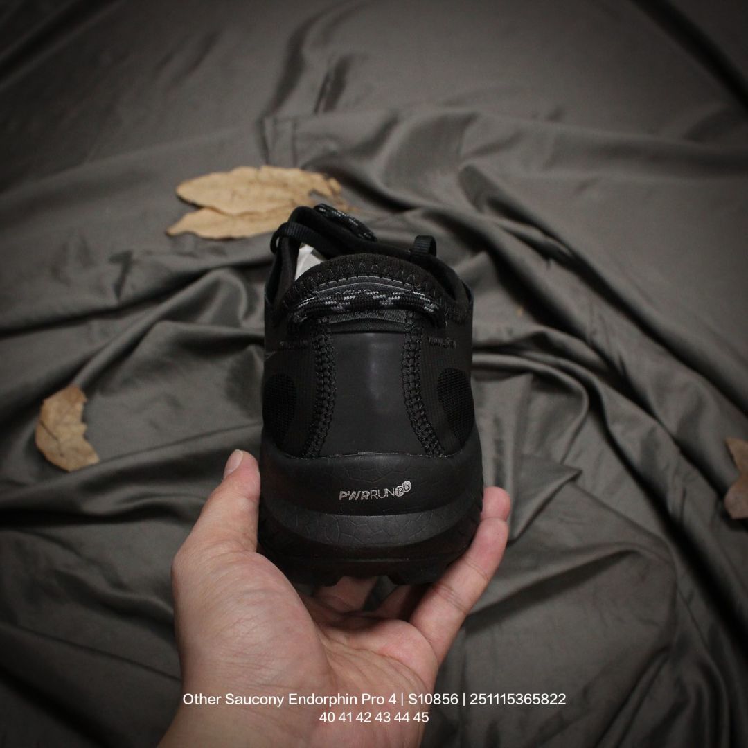 💰150
原数据开发纸版楦型,采用工学透气针织布鞋面材质,内嵌3D环绕包裹缓震鞋垫,中底搭载仿生鲨鱼鳃PWRRUN PB高弹缓震珠粒发泡材质,舒适踩S感❗️索康尼携手品牌代言人彭于晏推出全新!全球知名跑步运动品牌-索康尼/Saucony Endorphin Pro 4 啡鹏4系列低帮轻量舒适多功能厚底休闲运动慢跑鞋 S10856
类型:男鞋
码数:40 41 42 43 44 45
编码:251115365.822