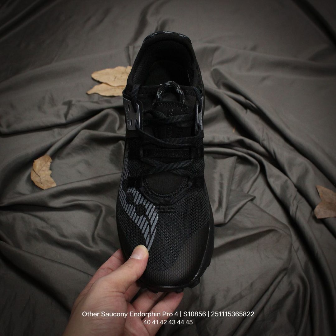 💰150
原数据开发纸版楦型,采用工学透气针织布鞋面材质,内嵌3D环绕包裹缓震鞋垫,中底搭载仿生鲨鱼鳃PWRRUN PB高弹缓震珠粒发泡材质,舒适踩S感❗️索康尼携手品牌代言人彭于晏推出全新!全球知名跑步运动品牌-索康尼/Saucony Endorphin Pro 4 啡鹏4系列低帮轻量舒适多功能厚底休闲运动慢跑鞋 S10856
类型:男鞋
码数:40 41 42 43 44 45
编码:251115365.822