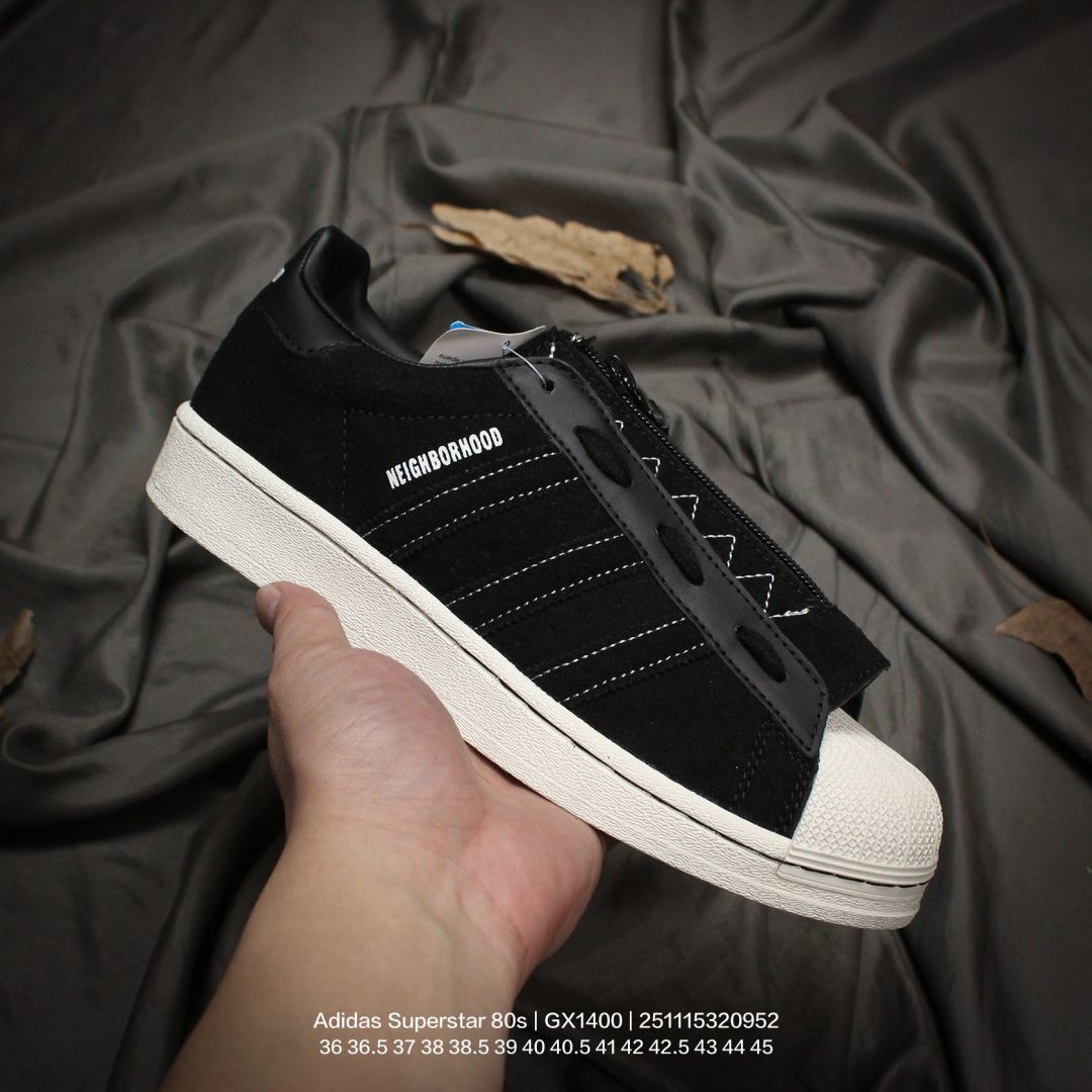 Adidas/阿迪达斯 贝壳头系列 男女鞋真标半码制,采用反绒面革组合牛剖革鞋面材质,高密度EVA发泡软缓震中底拉帮工艺,外置耐磨防滑橡胶大底❗「鞋子带盖」又来了!日本街头潮流文化著名品牌NBHD/NEIGHBORHOOD x Adidas Superstar 80s"Black"经典贝壳头系列低帮百搭休闲运动板鞋“联名麂皮给拉链鞋舌 GX1400 类型:男女鞋 编码:251115320.952