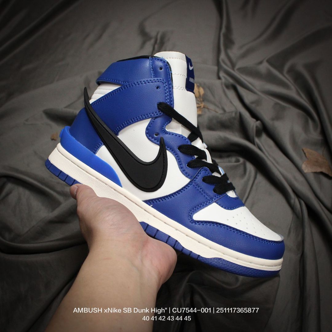 💰140
Nike/耐克 男女鞋真标半码制，升级原楦原纸版开发，采用软质粒皮鞋面材质，鞋垫嵌入缓震乳胶+Sole真气垫装置，原比值开发耐磨橡胶大底❗️冲破鞋身的超大钩子❗️ 携手日本时尚品牌AMBUSH xNike SB Dunk High"Black White"扣篮系列高帮休闲运动滑板板鞋扣篮系列高帮休闲运动滑板板鞋 CU7544-001

类型：男女鞋
码数：36 37 38 39 40 41 42 43 44 45
编码：251117365.877