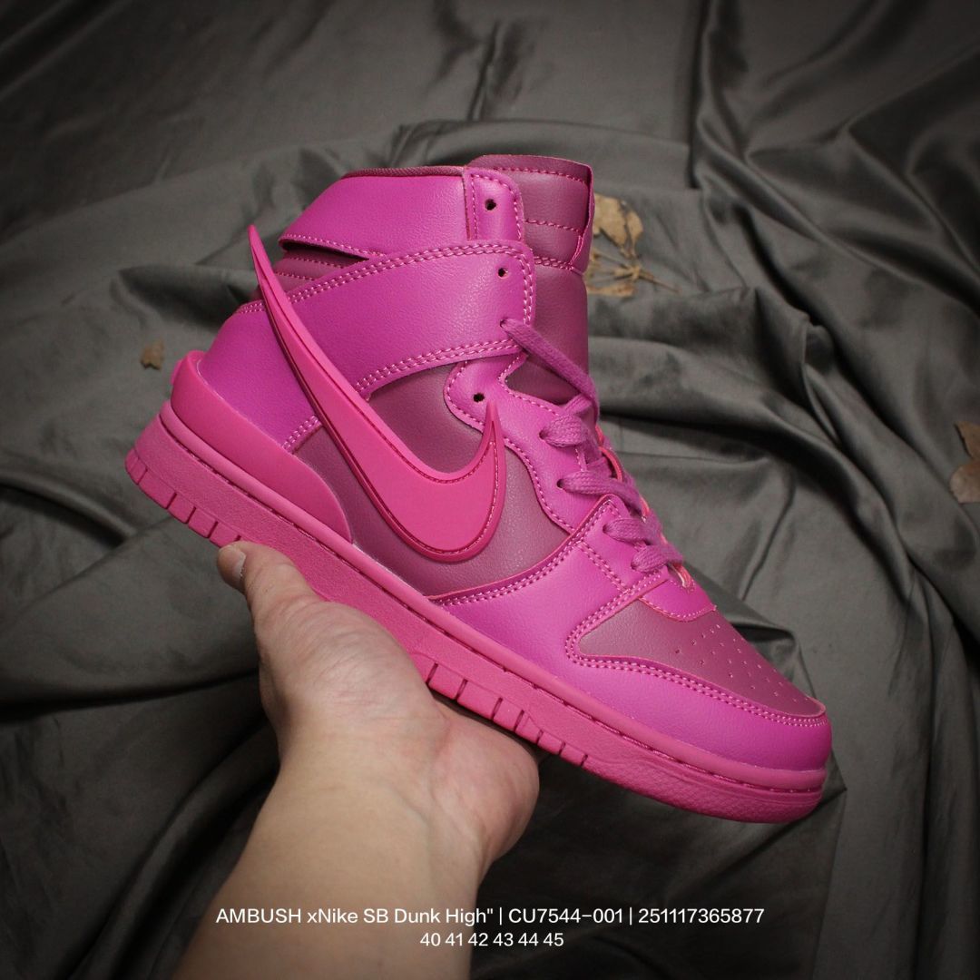 💰140
Nike/耐克 男女鞋真标半码制，升级原楦原纸版开发，采用软质粒皮鞋面材质，鞋垫嵌入缓震乳胶+Sole真气垫装置，原比值开发耐磨橡胶大底❗️冲破鞋身的超大钩子❗️ 携手日本时尚品牌AMBUSH xNike SB Dunk High"Black White"扣篮系列高帮休闲运动滑板板鞋扣篮系列高帮休闲运动滑板板鞋 CU7544-001

类型：男女鞋
码数：36 37 38 39 40 41 42 43 44 45
编码：251117365.877