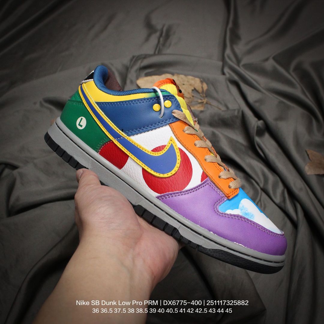 💰120Nike/耐克 男女鞋真标半码制，升级原数据开发版型，采用翻毛皮组合厚实帆布鞋面材质，鞋垫嵌EVA缓震物料及Air Zoom真气垫，正确双层EVA发泡缓震中底组合RB橡胶外底❗️混搭材质,全新耐克Nike SB Dunk Low Pro PRM"Black"扣篮系列低帮休闲运动滑板板鞋“黑白钩子 DX6775-400
类型：男女鞋
码数：36 36.5 37.5 38 38.5 39 40 40.5 41 42 42.5 43 44 45