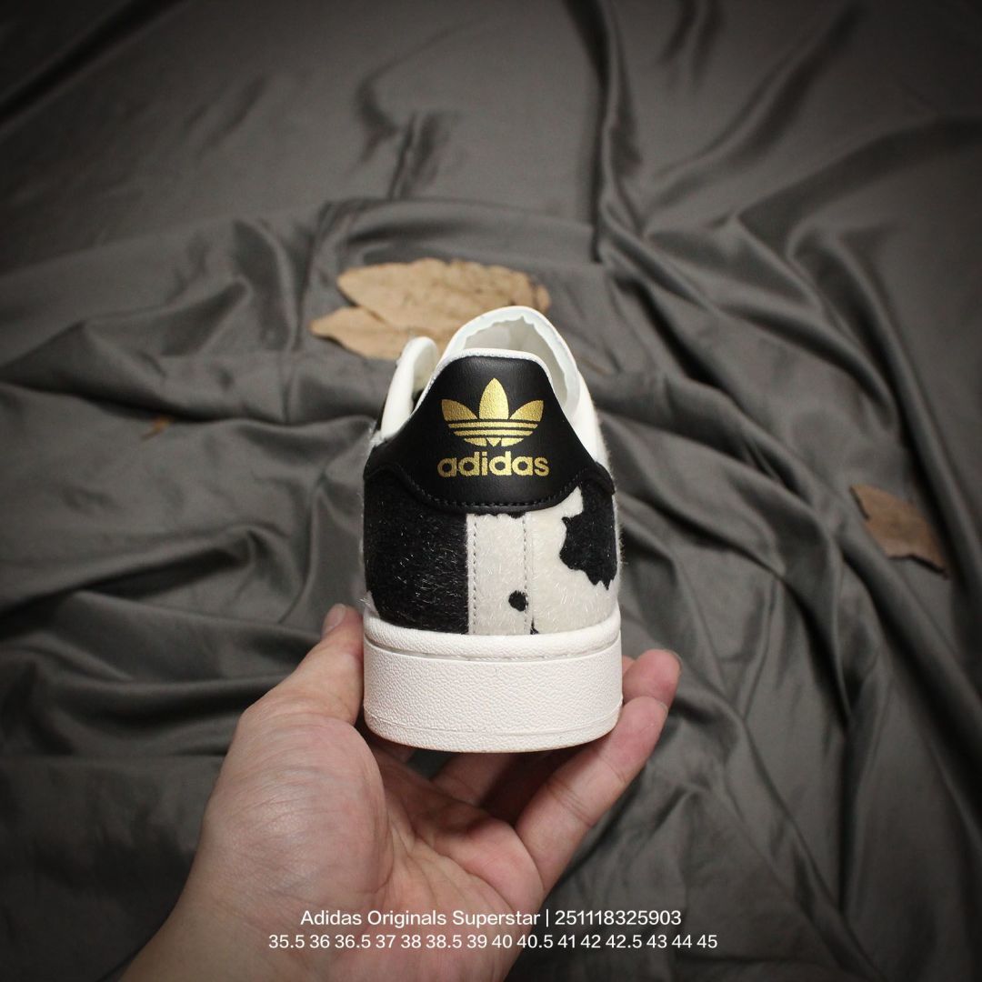 💰110
Adidas/阿迪达斯 男女鞋真标半码制,升级原楦原纸版开发,采用牛剖革鞋面材质,2020改良全包围鞋垫,正确2020版鞋底模具及扇贝头盖片❗阿迪达斯/三叶草Adidas Originals Superstar II 经典贝壳头系列低帮百搭休闲运动板鞋“
类型:男女鞋
码数: 35.5 36 36.5 37 38 38.5 39 40 40.5 41 42 42.5 43 44 45
编码:251118325.903