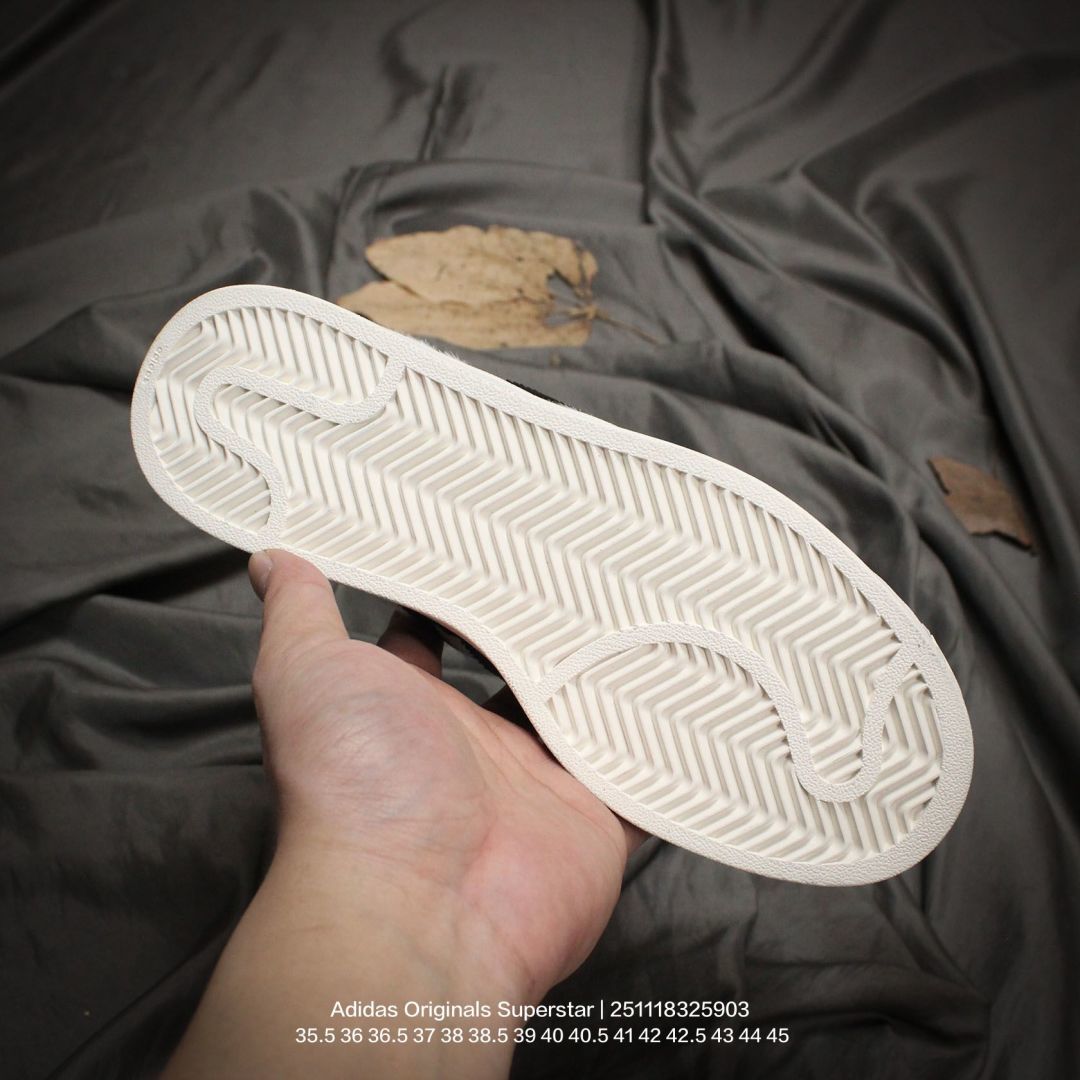 💰110
Adidas/阿迪达斯 男女鞋真标半码制,升级原楦原纸版开发,采用牛剖革鞋面材质,2020改良全包围鞋垫,正确2020版鞋底模具及扇贝头盖片❗阿迪达斯/三叶草Adidas Originals Superstar II 经典贝壳头系列低帮百搭休闲运动板鞋“
类型:男女鞋
码数: 35.5 36 36.5 37 38 38.5 39 40 40.5 41 42 42.5 43 44 45
编码:251118325.903