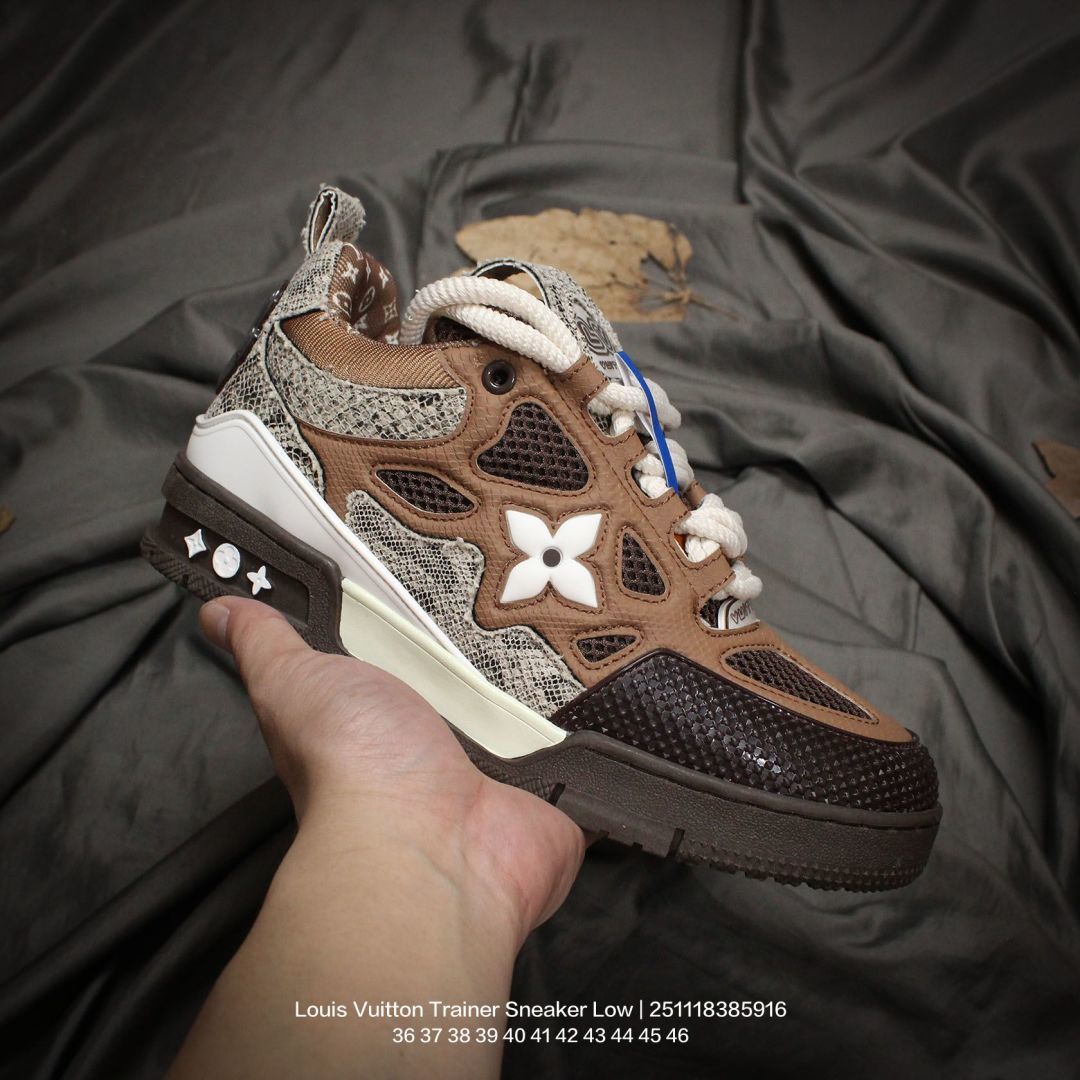 💰170
Louis Vuitton/路易威登 男女鞋配置厚实抽屉礼品鞋盒，采用荔枝纹纤维革组合粒面牛剖革鞋面材质，鞋垫嵌入软脚感EVA物料，外置TPR光泽隔色鞋底❗法国巴黎百年奢侈品牌LV路易威登Louis Vuitton Trainer Sneaker Low 运动系列低帮复古百搭休闲运动文化篮球板鞋“ 

类型：男女鞋
码数：36 37 38 39 40 41 42 43 44 45 46
编码：251118385.916