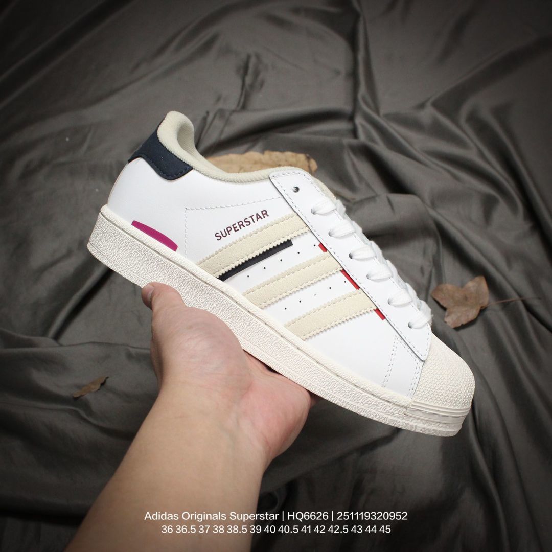 💰105
Adidas/阿迪达斯 ，升级原楦开发版型，采用软质粒面移膜牛剖革鞋面材质，2020改良全包围鞋垫，正确2020版鞋底模具及扇贝头盖片❗城市限定配色,阿迪达斯/三叶草Adidas Originals Superstar"New York City"经典贝壳头系列低帮百搭休闲运动板鞋“皮革白米黑玫粉黄纽约 HQ6626

类型：男女鞋
码数：36 36.5 37 38 38.5 39 40 40.5 41 42 42.5 43 44 45
编码：251119320.952