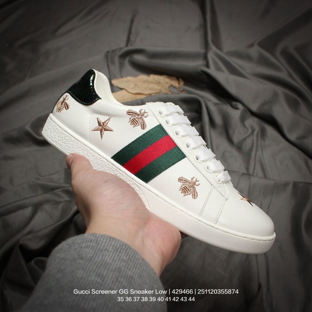 💰140
GUCCI/古驰 采用软感磨砂小牛皮及纯棉提花布鞋面材质，正确抓绒毛巾绒内里及头层皮革灌塑PU乳胶脚垫，外置做旧效果双层TPU防变形橡胶大底❗️意大利时装奢饰品牌·古驰Gucci Screener GG Sneaker Low 经典原型系列复古百搭老爹休闲板鞋 429466

类型：男女鞋
码数：35 36 37 38 39 40 41 42 43 44
编码：251120355.874