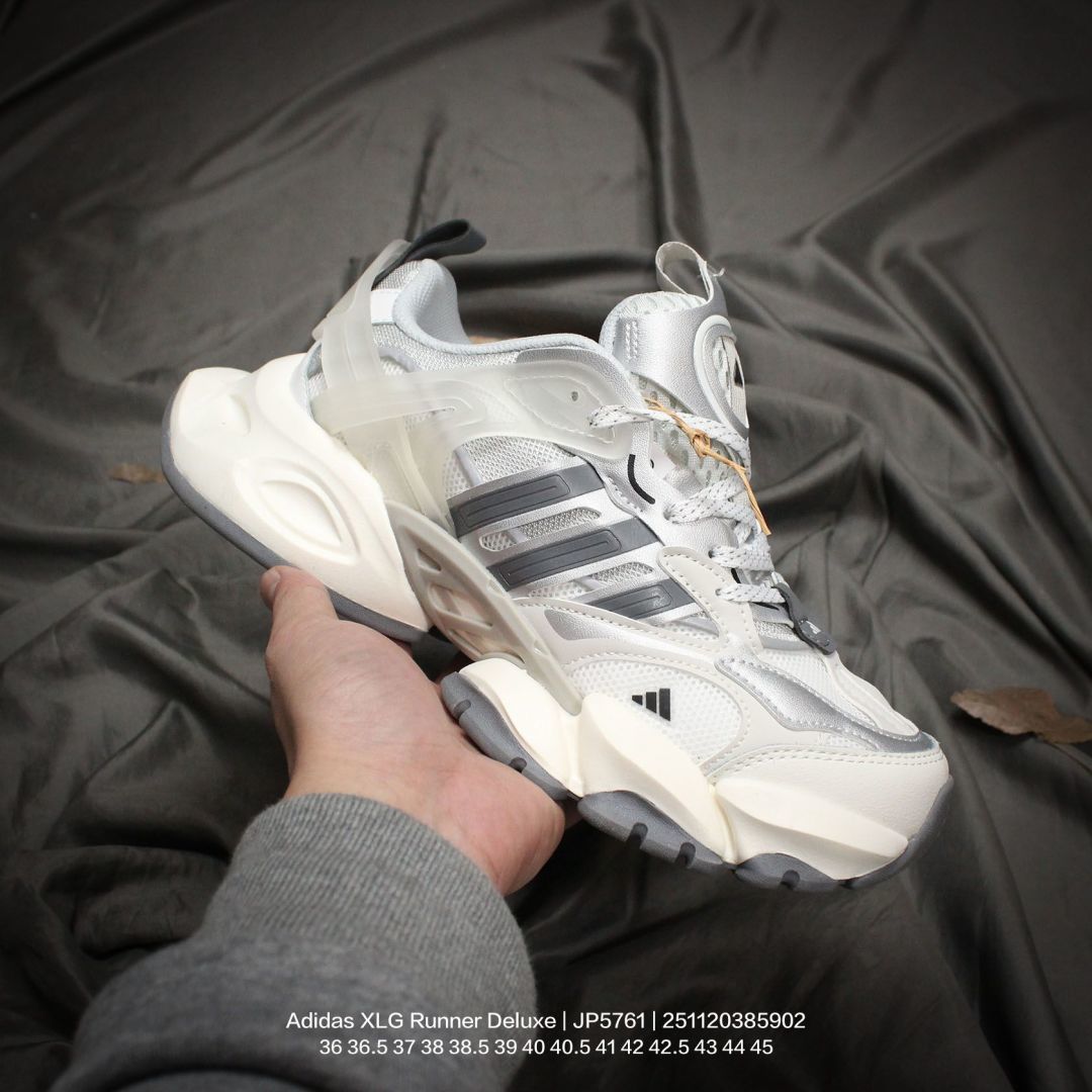 Adidas/阿迪达斯 男女鞋半码制,采用硬质牛剖革组合牛津布鞋面材质,搭载减震科技恢复性高密EVA中底,防滑耐磨RB橡胶外底❗️阿迪「巴黎世家3XL」平替来了!阿迪达斯Adidas XLG Runner Deluxe 跑步者豪华版系列低帮厚底增高老爹风复古缓震休闲运动慢跑鞋“银白深灰 JP5741 类型:男女鞋 编码:251120385.902