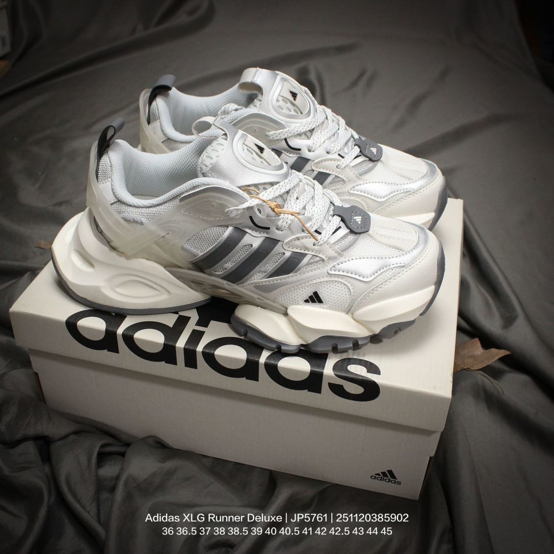 Adidas/阿迪达斯 男女鞋半码制,采用硬质牛剖革组合牛津布鞋面材质,搭载减震科技恢复性高密EVA中底,防滑耐磨RB橡胶外底❗️阿迪「巴黎世家3XL」平替来了!阿迪达斯Adidas XLG Runner Deluxe 跑步者豪华版系列低帮厚底增高老爹风复古缓震休闲运动慢跑鞋“银白深灰 JP5741 类型:男女鞋 编码:251120385.902