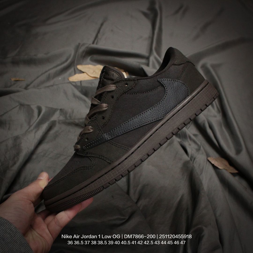 💰230
Jordan/乔丹 升级全新原装窄版楦型原档案原数据开发,采用荔枝纹磨砂革鞋面材质,原厂立体填充鞋舌海绵,中底注胶孔及缜密中底拉帮工艺,原数据内置气垫及耐磨橡胶大底❗全新10.0倒钩配色!当红嘻哈歌手特拉维斯·斯科特携手Travis Scott x Nike Air Jordan 1 Low OG"Medium Olive"AJ1乔丹一代经典低帮文化百搭休闲运动篮球鞋“TS联名反转橄榄绿白黑倒钩10.0 DM7866-200
类型:男女鞋
码数:36 36.5 37 38 38.5 39 40 40.5 41 42 42.5 43 44 45 46 47
编码:251120455.918