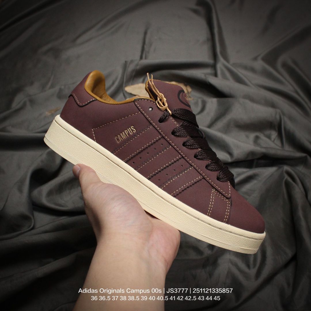 💰120
Adidas/阿迪达斯 男女鞋半码制，采用荔枝纹纤维革鞋面材质，内嵌欧索莱Ortholite® 混合(再生)鞋垫，外置RB防滑耐磨橡胶大底❗️潮流我熟,面包鞋就选这款!阿迪达斯Adidas Originals Campus 00s 学院系列面包风经典复古低帮百搭休闲运动板鞋“ JS3777

类型：男女鞋
码数：36 36.5 37 38 38.5 39 40 40.5 41 42 42.5 43 44 45
编码：251121335.857