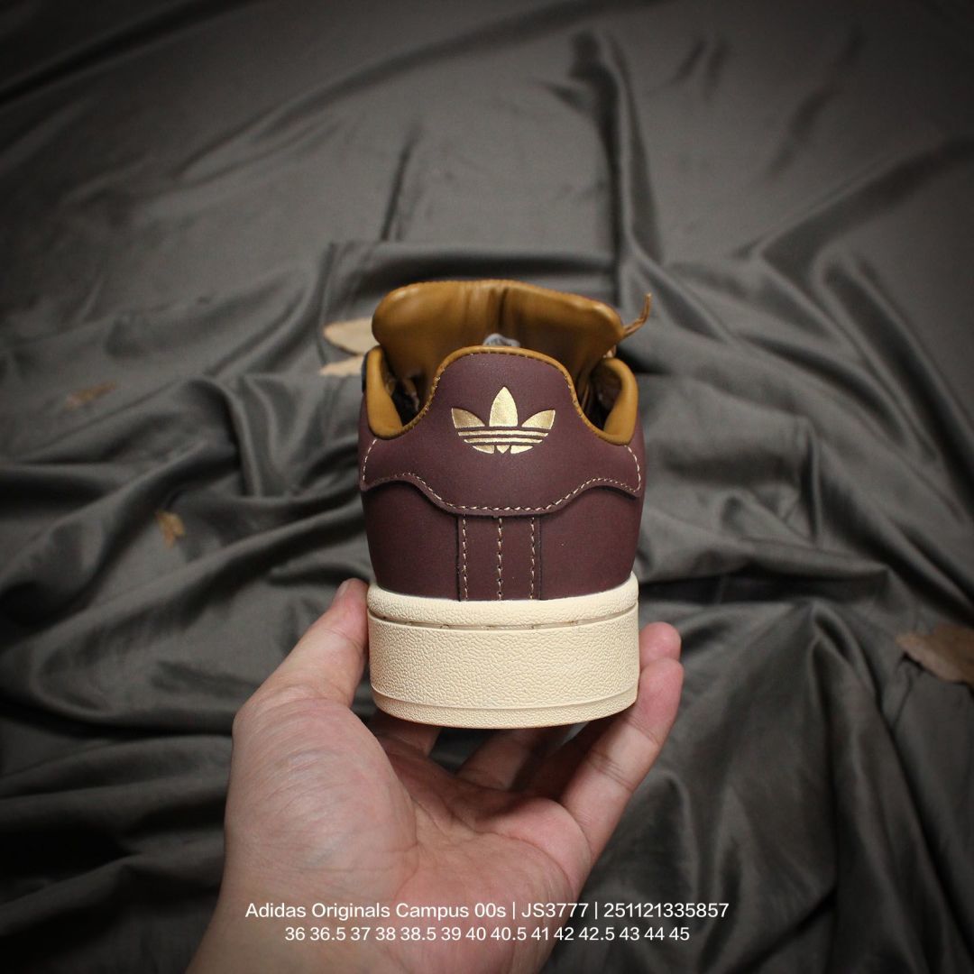 💰120
Adidas/阿迪达斯 男女鞋半码制,采用荔枝纹纤维革鞋面材质,内嵌欧索莱Ortholite® 混合(再生)鞋垫,外置RB防滑耐磨橡胶大底❗️潮流我熟,面包鞋就选这款!阿迪达斯Adidas Originals Campus 00s 学院系列面包风经典复古低帮百搭休闲运动板鞋“ JS3777
类型:男女鞋
码数:36 36.5 37 38 38.5 39 40 40.5 41 42 42.5 43 44 45
编码:251121335.857