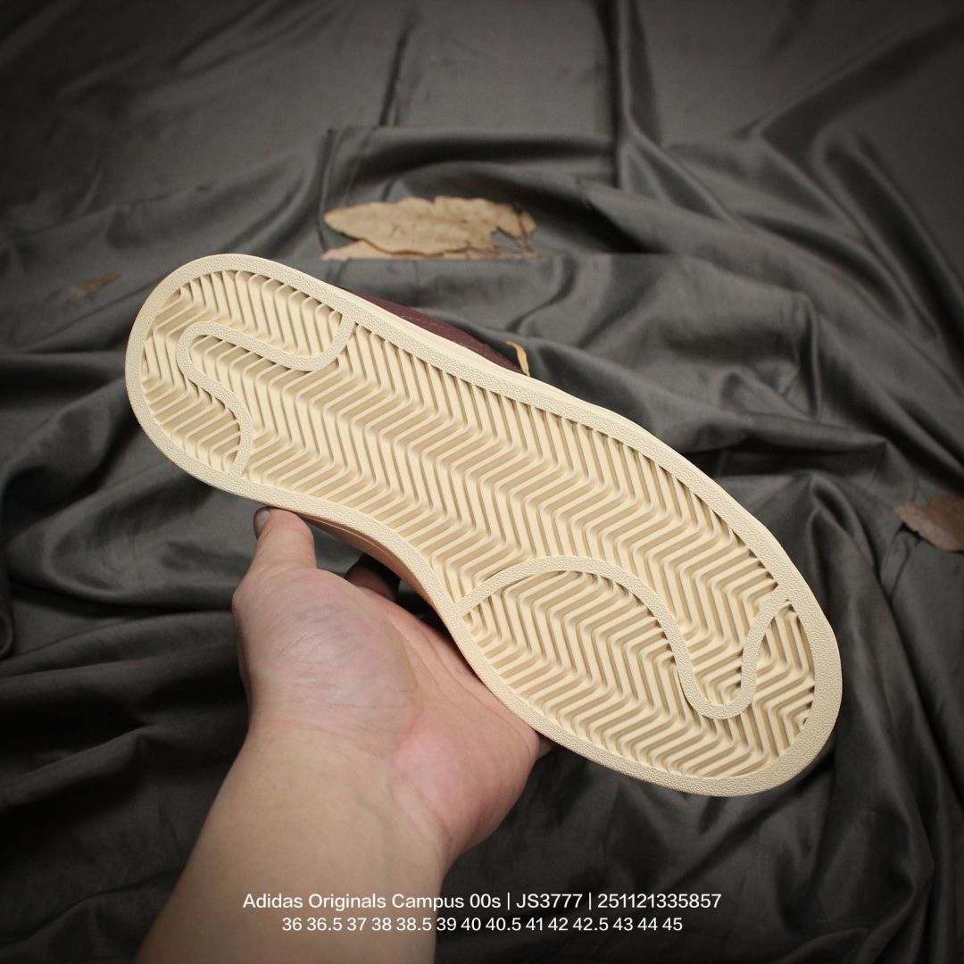 💰120
Adidas/阿迪达斯 男女鞋半码制,采用荔枝纹纤维革鞋面材质,内嵌欧索莱Ortholite® 混合(再生)鞋垫,外置RB防滑耐磨橡胶大底❗️潮流我熟,面包鞋就选这款!阿迪达斯Adidas Originals Campus 00s 学院系列面包风经典复古低帮百搭休闲运动板鞋“ JS3777
类型:男女鞋
码数:36 36.5 37 38 38.5 39 40 40.5 41 42 42.5 43 44 45
编码:251121335.857