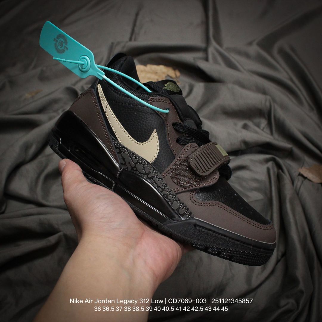 💰130
Jordan/乔丹 原楦原纸版开发，采用硬质牛剖革组合爆裂纹饰片鞋面材质，中底PU内嵌开窗式Air缓震气垫，外置防滑耐磨橡胶大底❗️Jordan「合体鞋」终于有新配色了!耐克Nike Air Jordan Legacy 312 Low"Brown/Black/Olive"乔丹最强三合一混合版本低帮文化休闲运动篮球鞋“黑摩卡棕爆裂纹 CD7069-003

类型：男女鞋
码数：36 36.5 37 38 38.5 39 40 40.5 41 42 42.5 43 44 45
编码：251121345.857