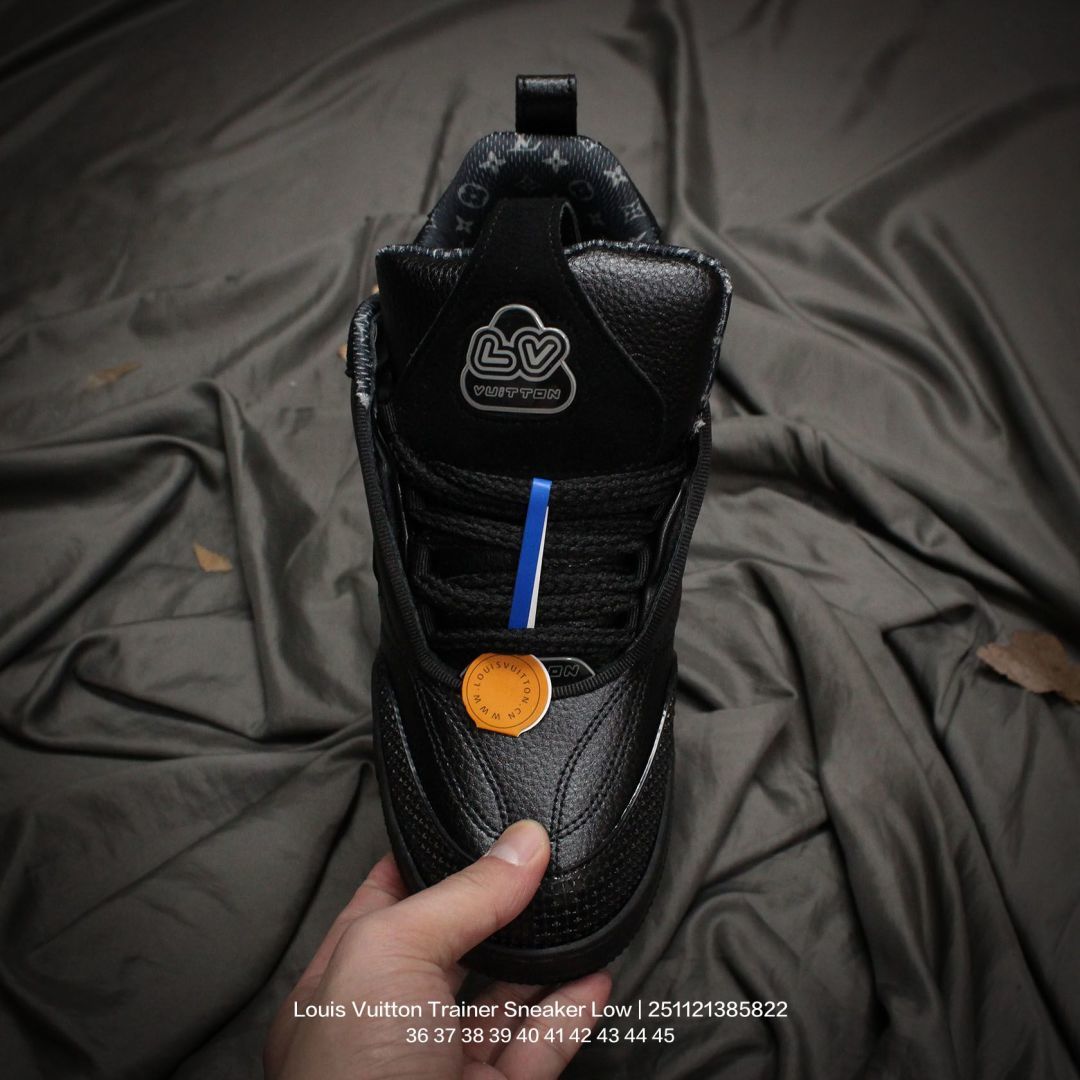 💰170
Louis Vuitton/路易威登 男女鞋配置厚实抽屉礼品鞋盒,采用荔枝纹纤维革组合粒面牛剖革鞋面材质,鞋垫嵌入软脚感EVA物料,外置TPR光泽隔色鞋底❗法国巴黎百年奢侈品牌LV路易威登Louis Vuitton Trainer Sneaker Low 运动系列低帮复古百搭休闲运动文化篮球板鞋“
类型:男女鞋
码数:36 37 38 39 40 41 42 43 44 45
编码:251121385.822