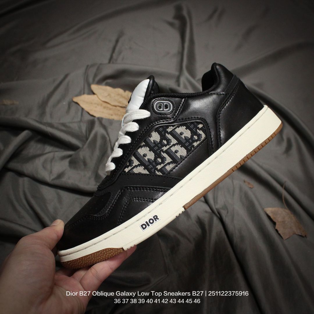 💰160
Dior/迪奥 采用荔枝皮皮革组合皮鞋面材质,吸汗网布贴合PU高弹发泡增高鞋垫,独家开发组合TR光泽耐韧隔色橡胶鞋底❗️法国高奢时装品牌·迪奥/Dior B27 Oblique Galaxy Low Top Sneakers B27系列低帮复古真皮百搭运动休闲板鞋
类型:男女鞋
码数:36 37 38 39 40 41 42 43 44 45 46
编码:251122375.916