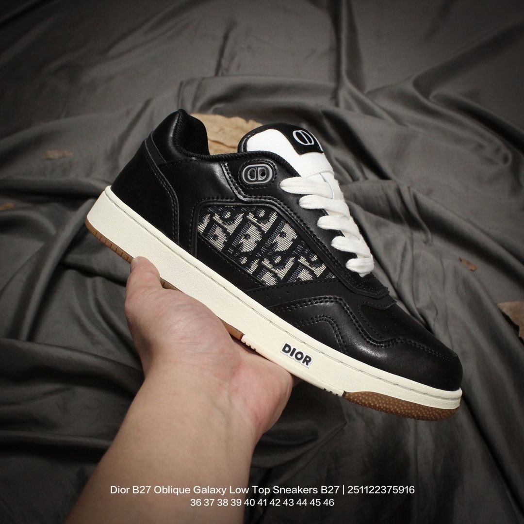 💰160
Dior/迪奥 采用荔枝皮皮革组合皮鞋面材质，吸汗网布贴合PU高弹发泡增高鞋垫，独家开发组合TR光泽耐韧隔色橡胶鞋底❗️法国高奢时装品牌·迪奥/Dior B27 Oblique Galaxy Low Top Sneakers B27系列低帮复古真皮百搭运动休闲板鞋 

类型：男女鞋
码数：36 37 38 39 40 41 42 43 44 45 46
编码：251122375.916