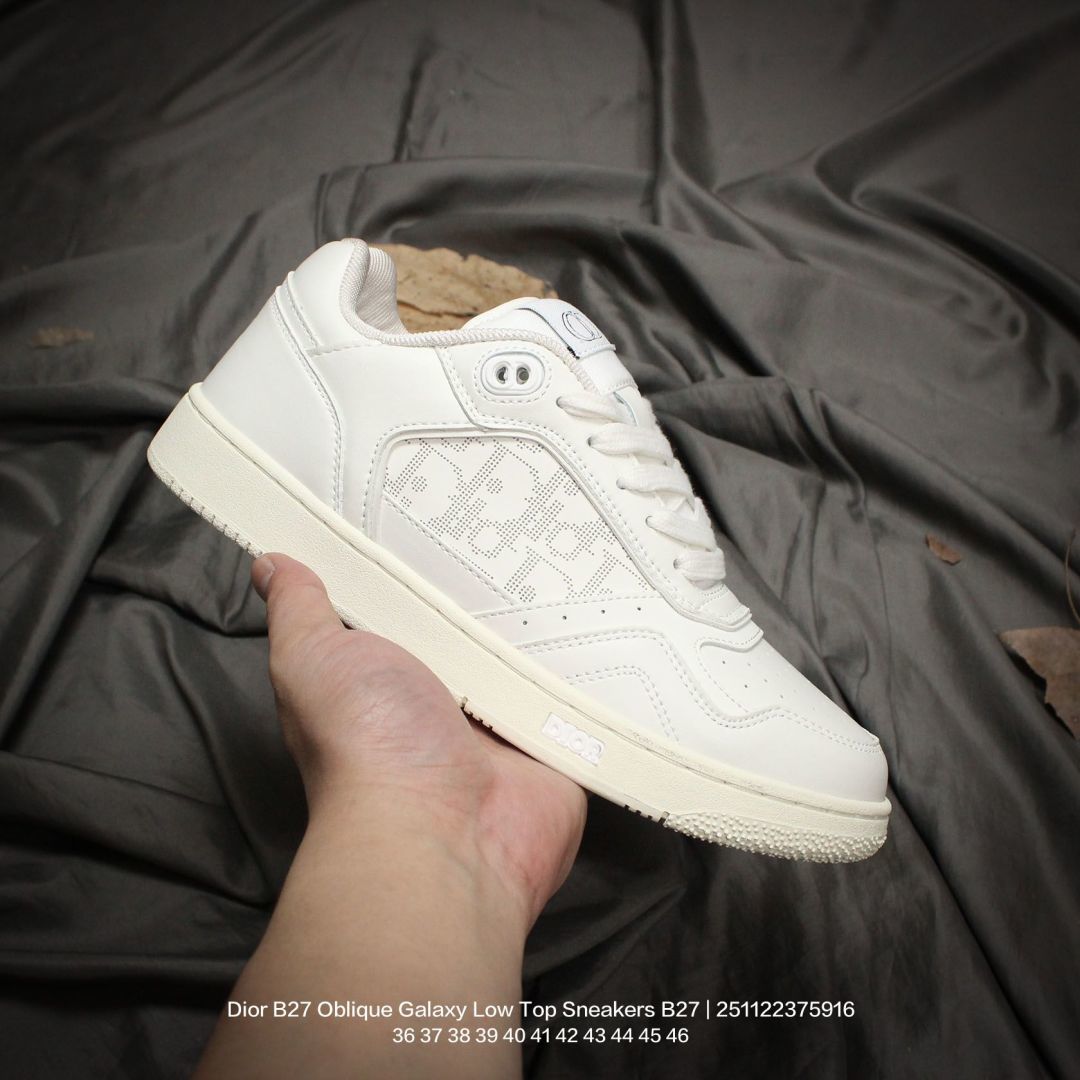 💰160
Dior/迪奥 采用荔枝皮皮革组合皮鞋面材质，吸汗网布贴合PU高弹发泡增高鞋垫，独家开发组合TR光泽耐韧隔色橡胶鞋底❗️法国高奢时装品牌·迪奥/Dior B27 Oblique Galaxy Low Top Sneakers B27系列低帮复古真皮百搭运动休闲板鞋 

类型：男女鞋
码数：36 37 38 39 40 41 42 43 44 45 46
编码：251122375.916