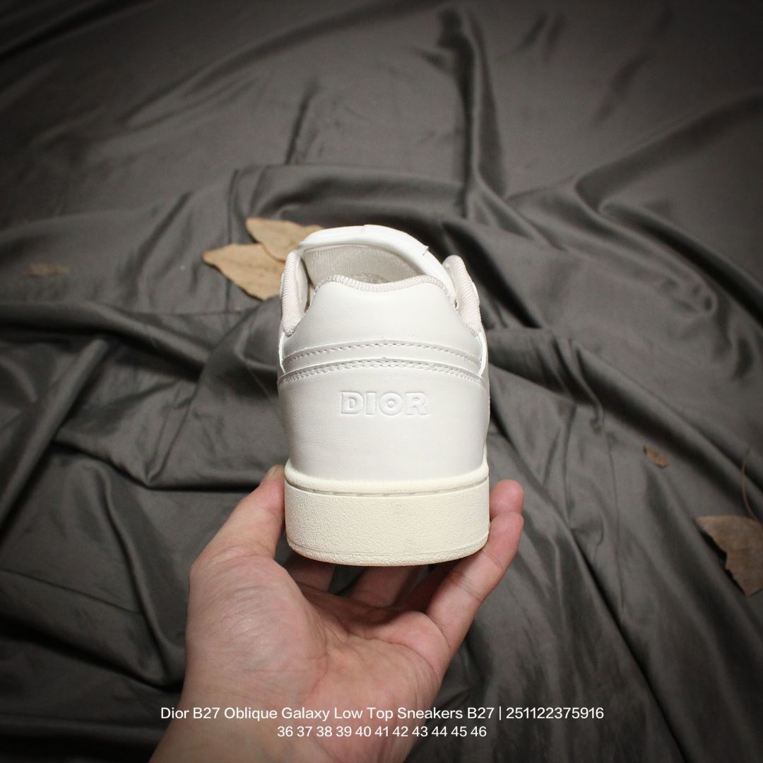 💰160
Dior/迪奥 采用荔枝皮皮革组合皮鞋面材质,吸汗网布贴合PU高弹发泡增高鞋垫,独家开发组合TR光泽耐韧隔色橡胶鞋底❗️法国高奢时装品牌·迪奥/Dior B27 Oblique Galaxy Low Top Sneakers B27系列低帮复古真皮百搭运动休闲板鞋
类型:男女鞋
码数:36 37 38 39 40 41 42 43 44 45 46
编码:251122375.916