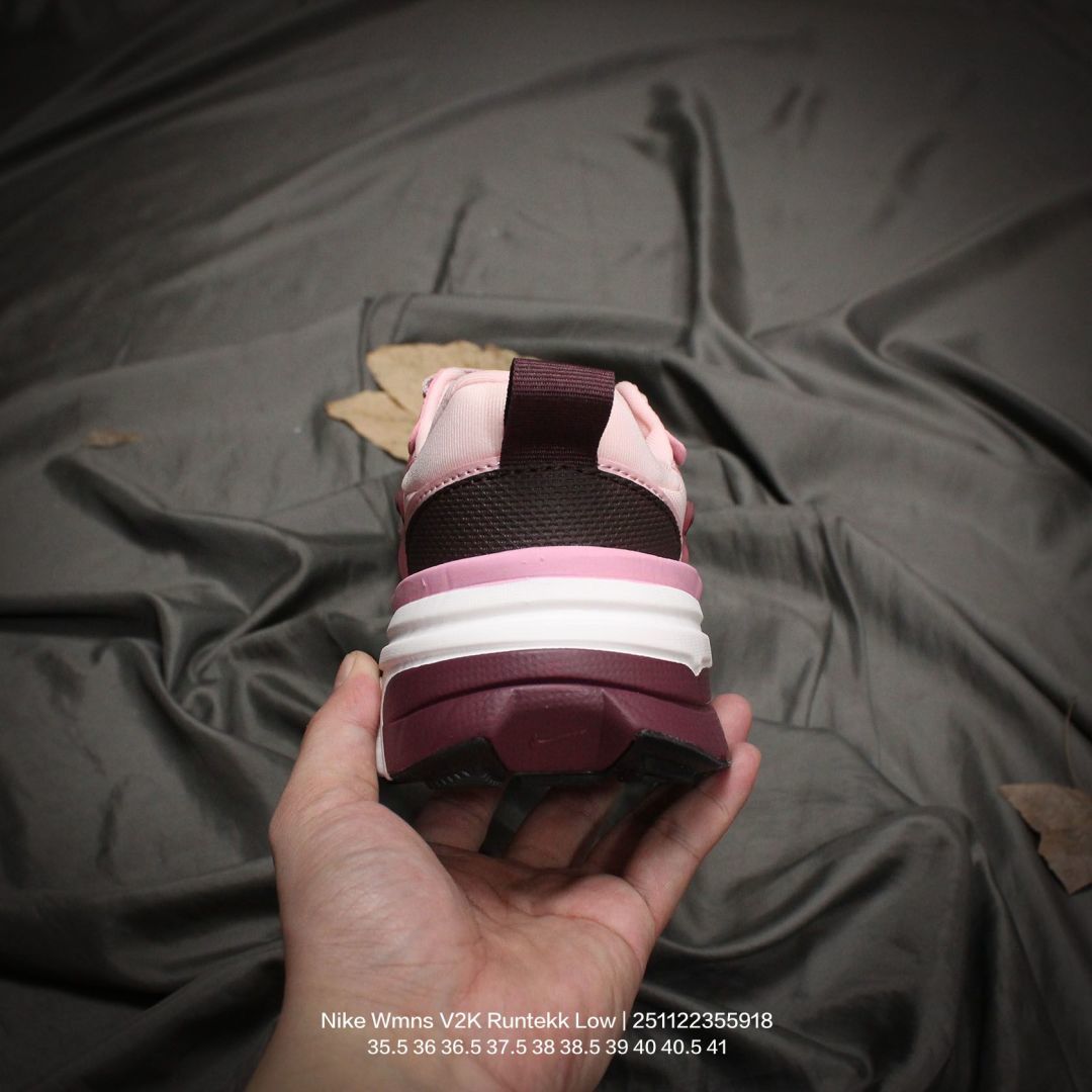 💰140
Nike/耐克 原楦原纸版开发,采用太空革组合呼吸网眼布鞋面材质,搭载MD发泡缓震中底及防滑橡胶底片❗️一次拿下 V2K 以及老爹风,全新耐克Nike Wmns V2K Runtekk Low"Light Bone"复古潮系列未来复古老爹风百搭休闲运动慢跑鞋“
类型:男女鞋
码数:35.5 36 36.5 37.5 38 38.5 39 40 40.5 41
编码:251122355.918