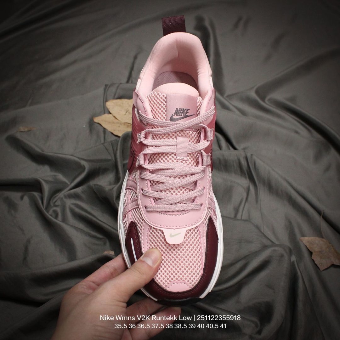 💰140
Nike/耐克 原楦原纸版开发,采用太空革组合呼吸网眼布鞋面材质,搭载MD发泡缓震中底及防滑橡胶底片❗️一次拿下 V2K 以及老爹风,全新耐克Nike Wmns V2K Runtekk Low"Light Bone"复古潮系列未来复古老爹风百搭休闲运动慢跑鞋“
类型:男女鞋
码数:35.5 36 36.5 37.5 38 38.5 39 40 40.5 41
编码:251122355.918