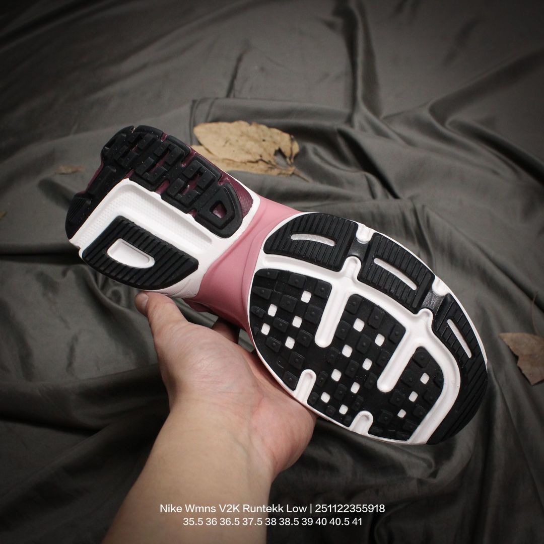 💰140
Nike/耐克 原楦原纸版开发,采用太空革组合呼吸网眼布鞋面材质,搭载MD发泡缓震中底及防滑橡胶底片❗️一次拿下 V2K 以及老爹风,全新耐克Nike Wmns V2K Runtekk Low"Light Bone"复古潮系列未来复古老爹风百搭休闲运动慢跑鞋“
类型:男女鞋
码数:35.5 36 36.5 37.5 38 38.5 39 40 40.5 41
编码:251122355.918