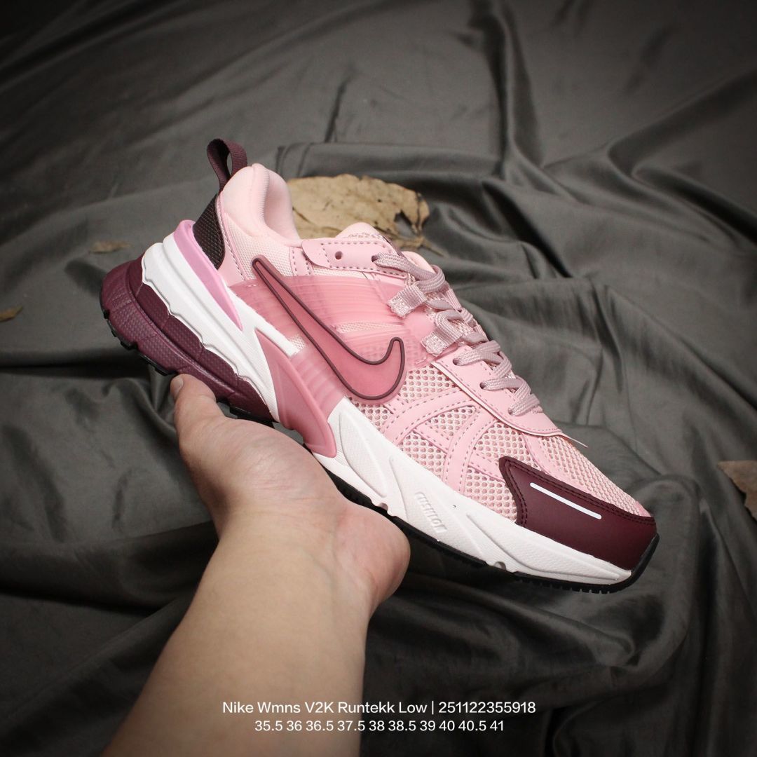 💰140
Nike/耐克 原楦原纸版开发,采用太空革组合呼吸网眼布鞋面材质,搭载MD发泡缓震中底及防滑橡胶底片❗️一次拿下 V2K 以及老爹风,全新耐克Nike Wmns V2K Runtekk Low"Light Bone"复古潮系列未来复古老爹风百搭休闲运动慢跑鞋“
类型:男女鞋
码数:35.5 36 36.5 37.5 38 38.5 39 40 40.5 41
编码:251122355.918