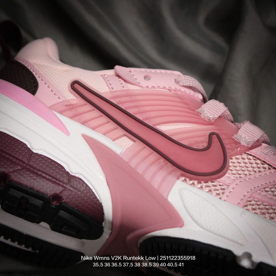 💰140
Nike/耐克 原楦原纸版开发,采用太空革组合呼吸网眼布鞋面材质,搭载MD发泡缓震中底及防滑橡胶底片❗️一次拿下 V2K 以及老爹风,全新耐克Nike Wmns V2K Runtekk Low"Light Bone"复古潮系列未来复古老爹风百搭休闲运动慢跑鞋“
类型:男女鞋
码数:35.5 36 36.5 37.5 38 38.5 39 40 40.5 41
编码:251122355.918