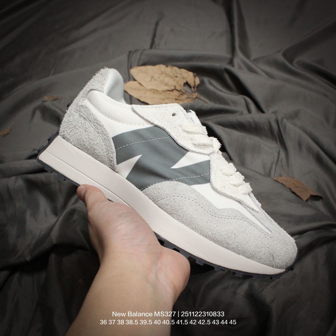 💰95
New Balance/新百伦 男女鞋半码制,采用翻毛皮与纤维革料拼接构成鞋面材质,中底高弹EVA发泡材质加持满丁防滑橡胶外底❗️上世纪 70 年代的意大利街头风格!NB新百伦New Balance MS327系列低帮复古休闲运动慢跑鞋“米灰奶茶棕
类型:男女鞋
码数:36 37 38 38.5 39.5 40 40.5 41.5 42 42.5 43 44 45
编码:251122310.833