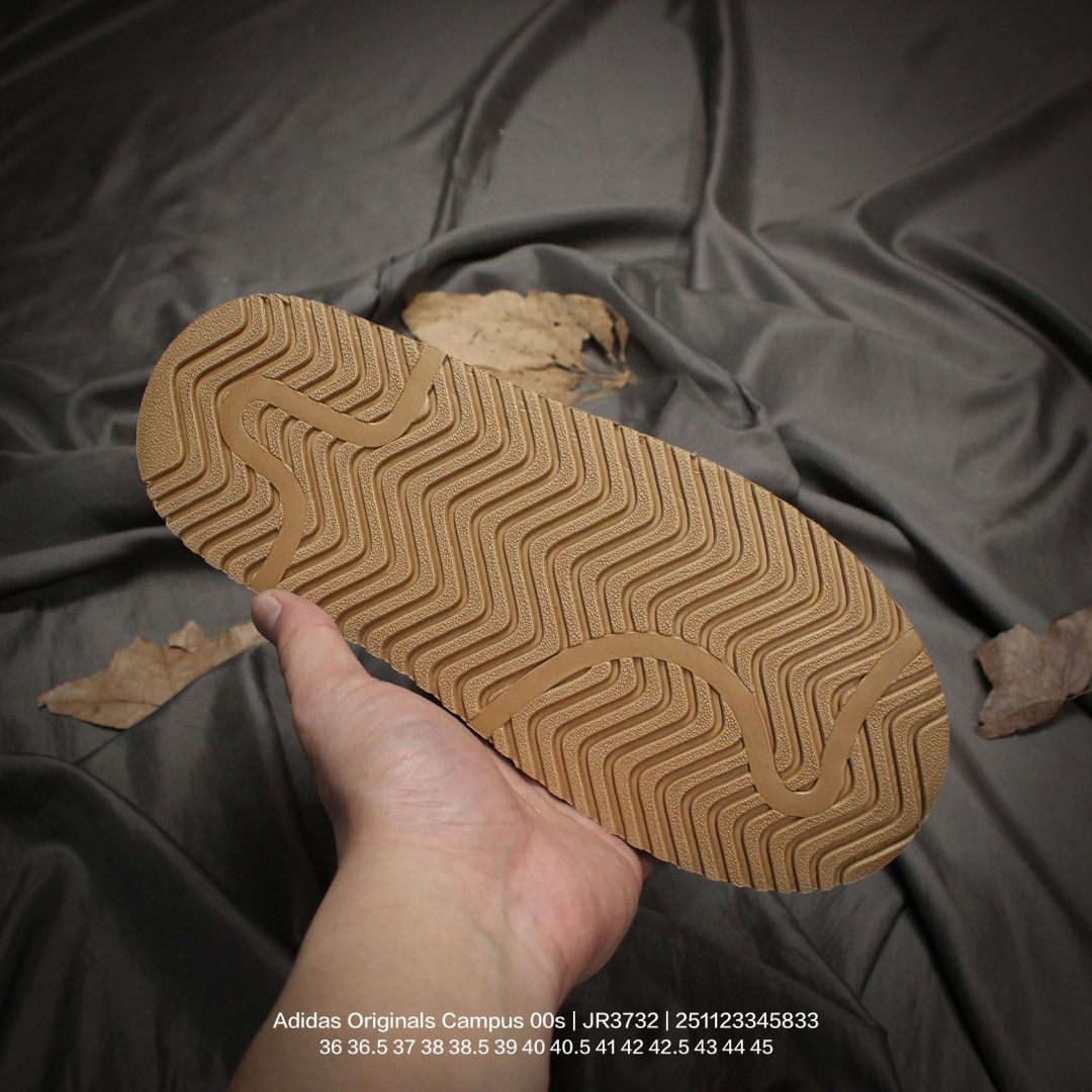 💰130
Adidas/阿迪达斯 加绒 男女鞋半码制,采用翻毛皮组合纤维革鞋面材质,外置耐磨橡胶大底❗️潮流我熟,面包鞋就选这款!阿迪达斯Adidas Originals Campus 00s 学院系列面包风经典复古低帮百搭休闲半拖鞋 JR3732
鑫
类型:男女鞋
码数:36 36.5 37 38 38.5 39 40 40.5 41
编码:251123345.833