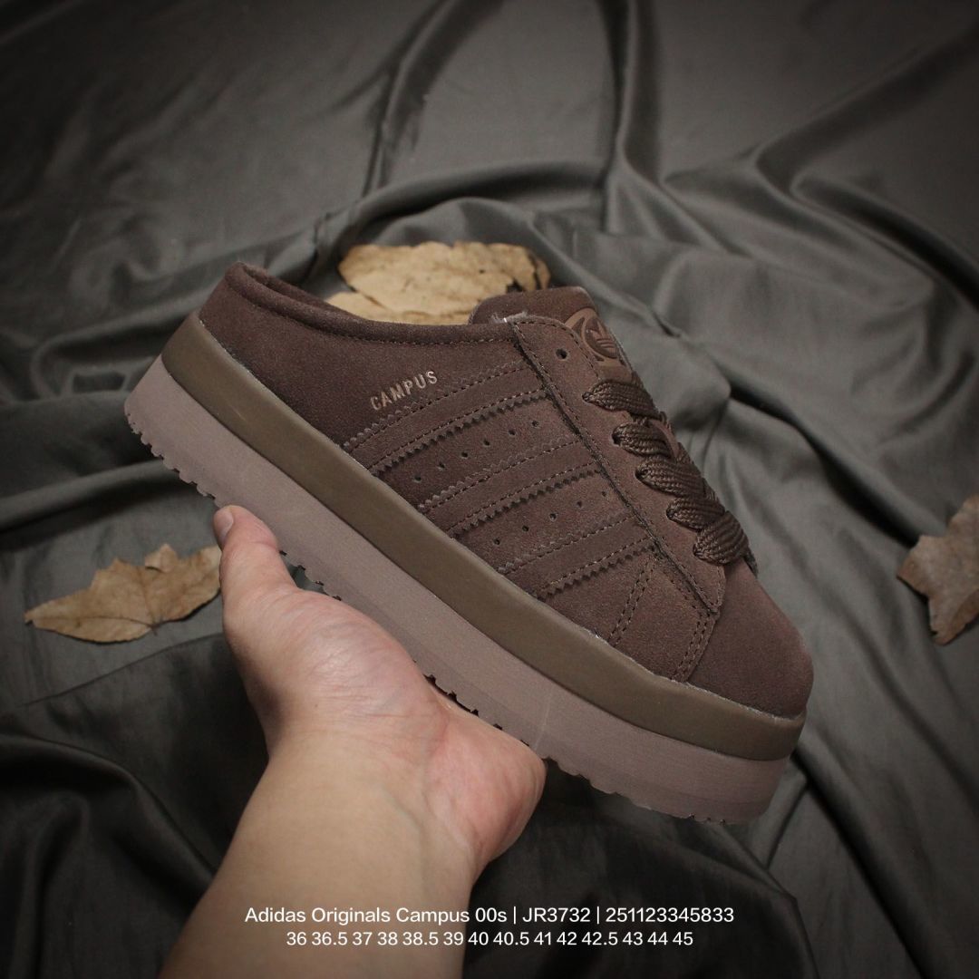 💰130
Adidas/阿迪达斯 加绒 男女鞋半码制，采用翻毛皮组合纤维革鞋面材质，外置耐磨橡胶大底❗️潮流我熟,面包鞋就选这款!阿迪达斯Adidas Originals Campus 00s 学院系列面包风经典复古低帮百搭休闲半拖鞋 JR3732
鑫
类型：男女鞋
码数：36 36.5 37 38 38.5 39 40 40.5 41 42 42.5 43 44 45
编码：251123345.833