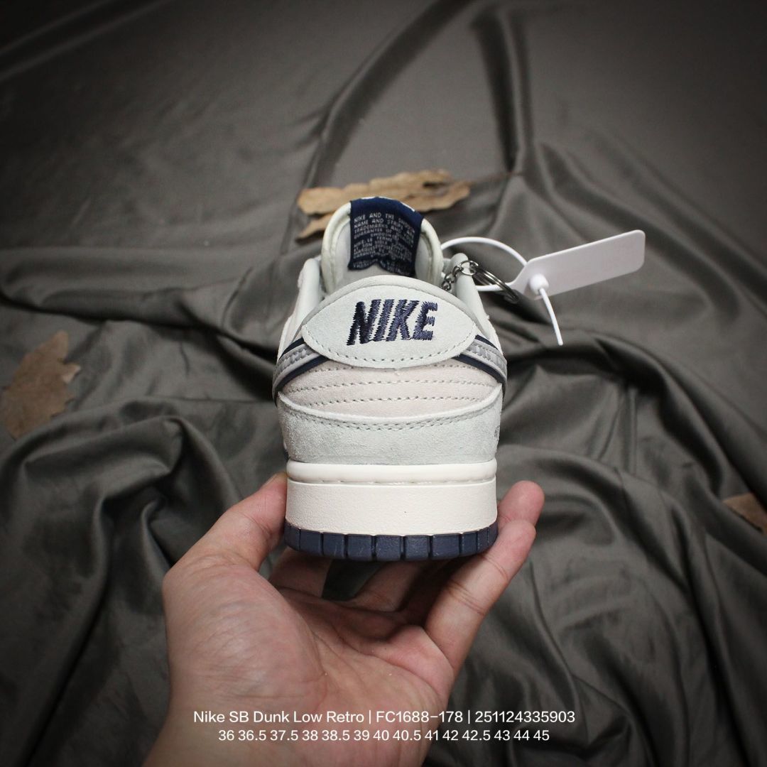 💰120
Nike/耐克 男女鞋半码制,更新数据窄楦翘头版型,采用软质荔枝纹牛剖革组合猪巴革鞋面材质,缜密拉帮中底布,鞋垫嵌EVA缓震物料及背胶,外置耐磨橡胶大底❗️2024龙年新鞋!耐克Nike SB Dunk Low Retro"Year of the Dragon"扣篮系列低帮休闲运动滑板板鞋“麂皮浅灰红金龙龙贺岁 FC1688-178
D
类型:男女鞋
码数:36 36.5 37.5 38 38.5 39 40 40.5 41 42 42.5 43 44 45
编码:251124335.903