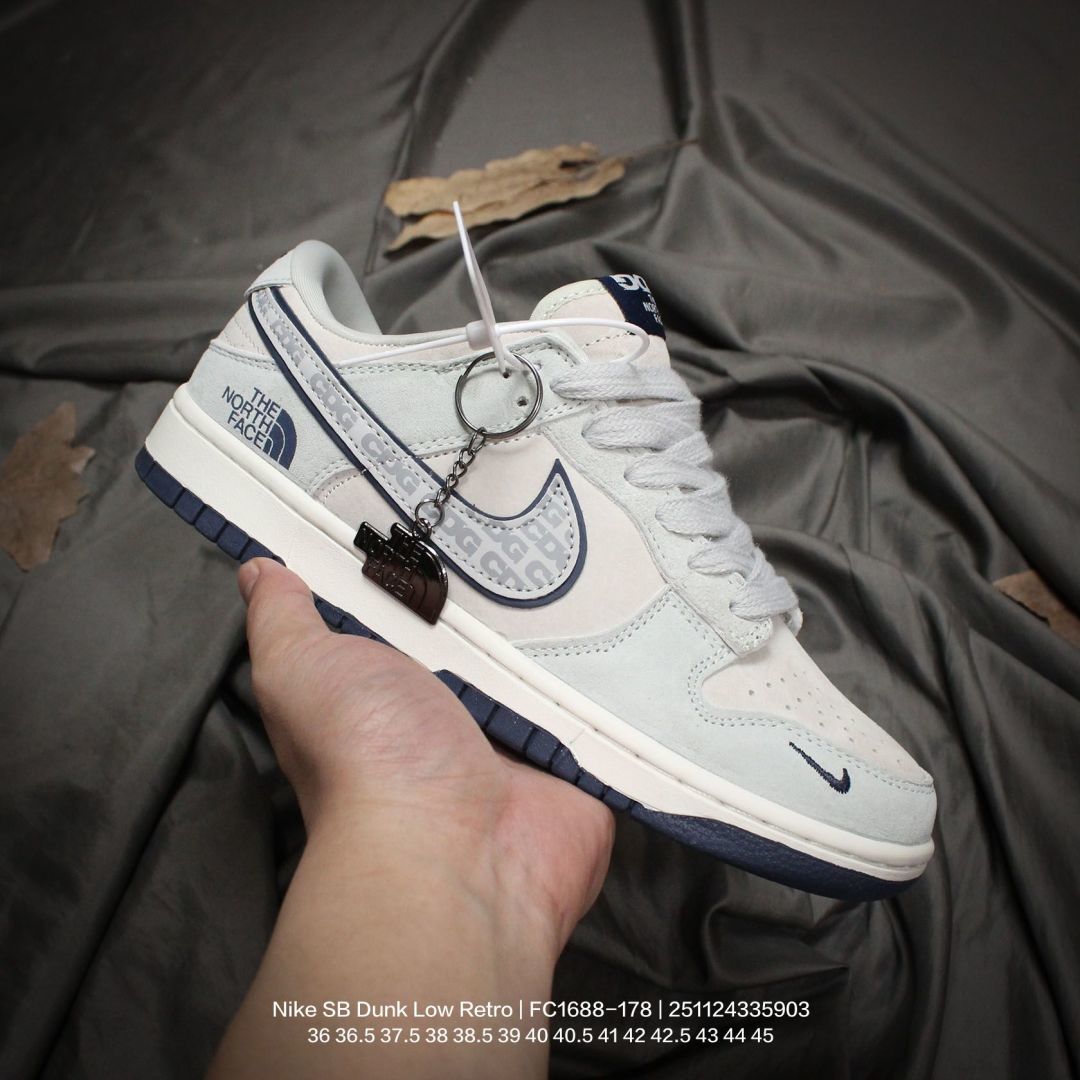 💰120
Nike/耐克 男女鞋半码制,更新数据窄楦翘头版型,采用软质荔枝纹牛剖革组合猪巴革鞋面材质,缜密拉帮中底布,鞋垫嵌EVA缓震物料及背胶,外置耐磨橡胶大底❗️2024龙年新鞋!耐克Nike SB Dunk Low Retro"Year of the Dragon"扣篮系列低帮休闲运动滑板板鞋“麂皮浅灰红金龙龙贺岁 FC1688-178
D
类型:男女鞋
码数:36 36.5 37.5 38 38.5 39 40 40.5 41 42 42.5 43 44 45
编码:251124335.903