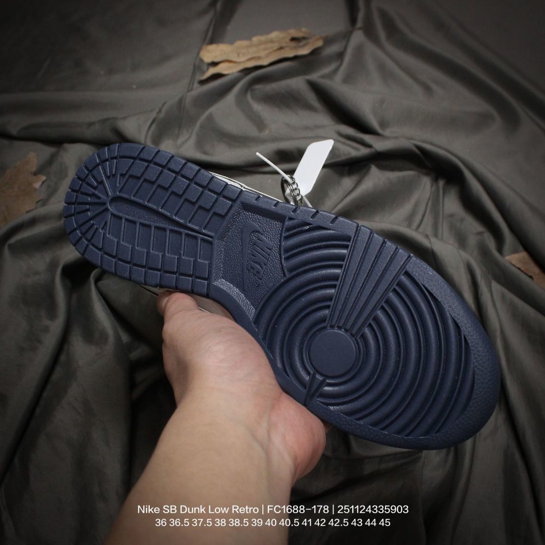 💰120
Nike/耐克 男女鞋半码制,更新数据窄楦翘头版型,采用软质荔枝纹牛剖革组合猪巴革鞋面材质,缜密拉帮中底布,鞋垫嵌EVA缓震物料及背胶,外置耐磨橡胶大底❗️2024龙年新鞋!耐克Nike SB Dunk Low Retro"Year of the Dragon"扣篮系列低帮休闲运动滑板板鞋“麂皮浅灰红金龙龙贺岁 FC1688-178
D
类型:男女鞋
码数:36 36.5 37.5 38 38.5 39 40 40.5 41 42 42.5 43 44 45
编码:251124335.903