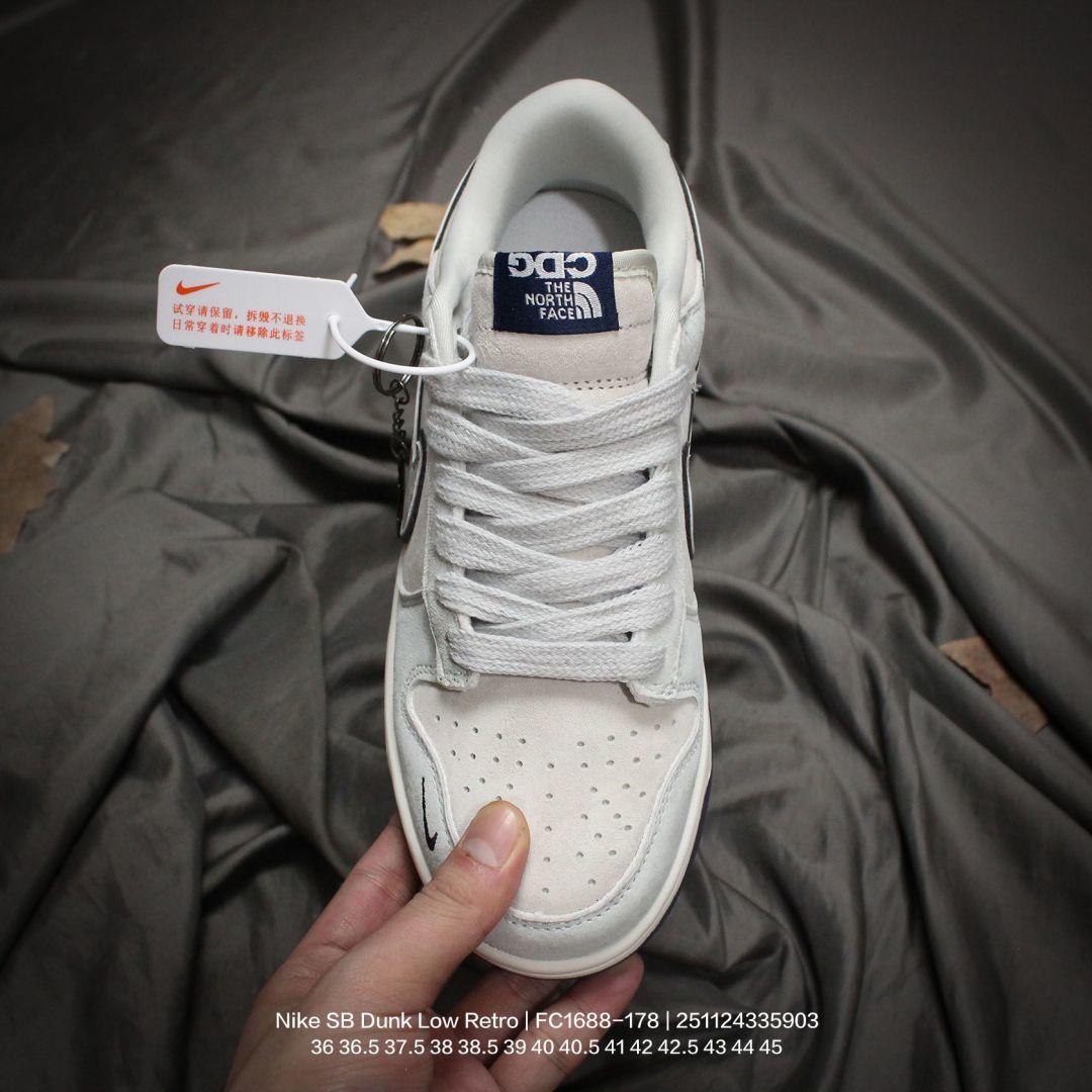 💰120
Nike/耐克 男女鞋半码制,更新数据窄楦翘头版型,采用软质荔枝纹牛剖革组合猪巴革鞋面材质,缜密拉帮中底布,鞋垫嵌EVA缓震物料及背胶,外置耐磨橡胶大底❗️2024龙年新鞋!耐克Nike SB Dunk Low Retro"Year of the Dragon"扣篮系列低帮休闲运动滑板板鞋“麂皮浅灰红金龙龙贺岁 FC1688-178
D
类型:男女鞋
码数:36 36.5 37.5 38 38.5 39 40 40.5 41 42 42.5 43 44 45
编码:251124335.903