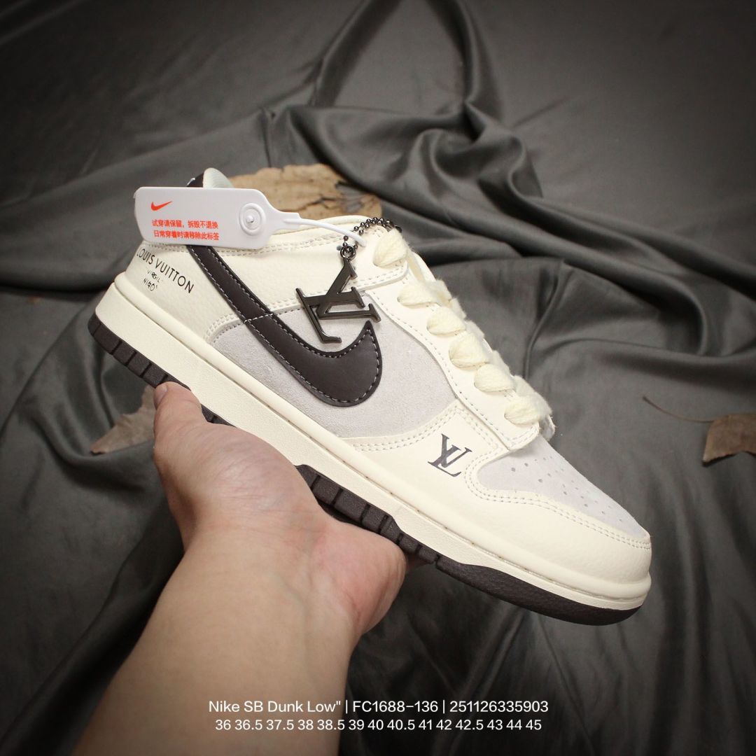 💰120
Nike/耐克 男女鞋真标半码制，全新2021版更新数据窄楦翘头版型，采用软质荔枝纹牛剖革鞋面材质，大厂水平严控清洁度，缜密拉帮中底布，鞋垫嵌EVA缓震物料及背胶，全新窄版翘头耐磨橡胶大底❗️创意定制配色,联乘法国顶级高奢品牌·路易威登Louis Vuitton x Nike SB Dunk Low"Beige/Gloomy Bear/LV Monogram"扣篮系列低帮休闲运动滑板板鞋“皮革米白深灰暴力熊LV老花 FC1688-136
D
类型：男女鞋
码数：36 36.5 37.5 38 38.5 39 40 40.5 41 42 42.5 43 44 45
编码：251126335.903