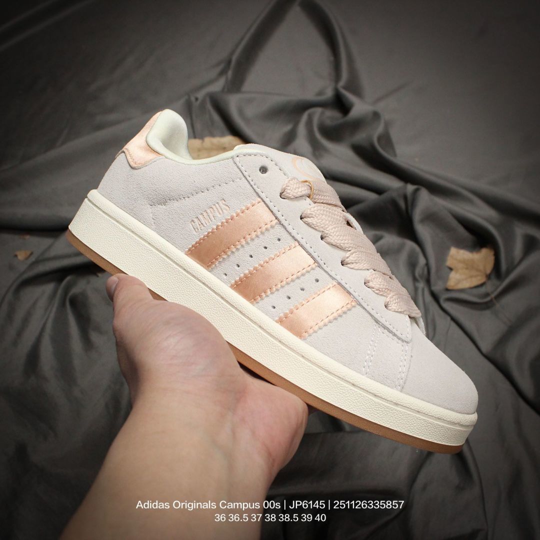 Adidas/阿迪达斯 男女鞋半码制,采用猪巴革鞋面材质,内嵌欧索莱Ortholite® 混合(再生)鞋垫,外置RB防滑耐磨橡胶大底❗️潮流我熟,面包鞋就选这款!阿迪达斯Adidas Originals Campus 00s 学院系列面包风经典复古低帮百搭休闲运动板鞋“ JP6155 类型:男女鞋 编码:251126335.857