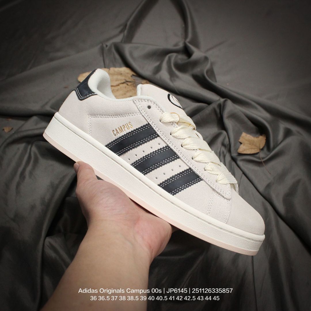 Adidas/阿迪达斯 男女鞋半码制,采用猪巴革鞋面材质,内嵌欧索莱Ortholite® 混合(再生)鞋垫,外置RB防滑耐磨橡胶大底❗️潮流我熟,面包鞋就选这款!阿迪达斯Adidas Originals Campus 00s 学院系列面包风经典复古低帮百搭休闲运动板鞋“ JP6155 类型:男女鞋 编码:251126335.857