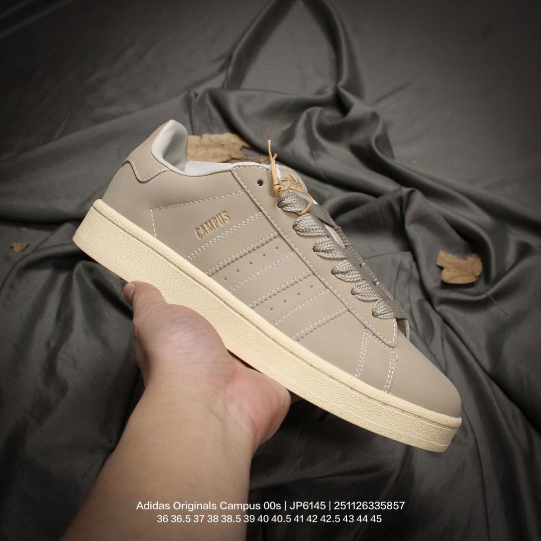 Adidas/阿迪达斯 男女鞋半码制,采用猪巴革鞋面材质,内嵌欧索莱Ortholite® 混合(再生)鞋垫,外置RB防滑耐磨橡胶大底❗️潮流我熟,面包鞋就选这款!阿迪达斯Adidas Originals Campus 00s 学院系列面包风经典复古低帮百搭休闲运动板鞋“ JP6155 类型:男女鞋 编码:251126335.857