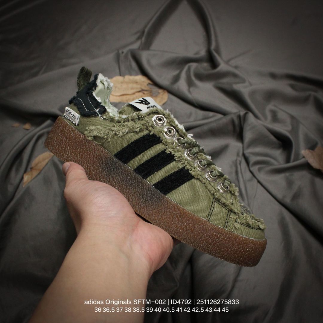 Adidas/阿迪达斯 男女鞋半码制,采用棉质帆布组合环保纤维革鞋面材质(流苏须边处理效果 ),外置厚实隔色耐磨防滑橡胶大底❗每次人气都不低!三叶草「复古新鞋」来了!澳洲时尚品牌/Song for the Mute x adidas Originals SFTM-002 CAMPUS 80s"Olive"80s学院系列低帮休闲运动帆布硫化板鞋“联名帆布橄榄绿黑黄鸳鸯 ID4792 类型:男女鞋 编码:251126275.833