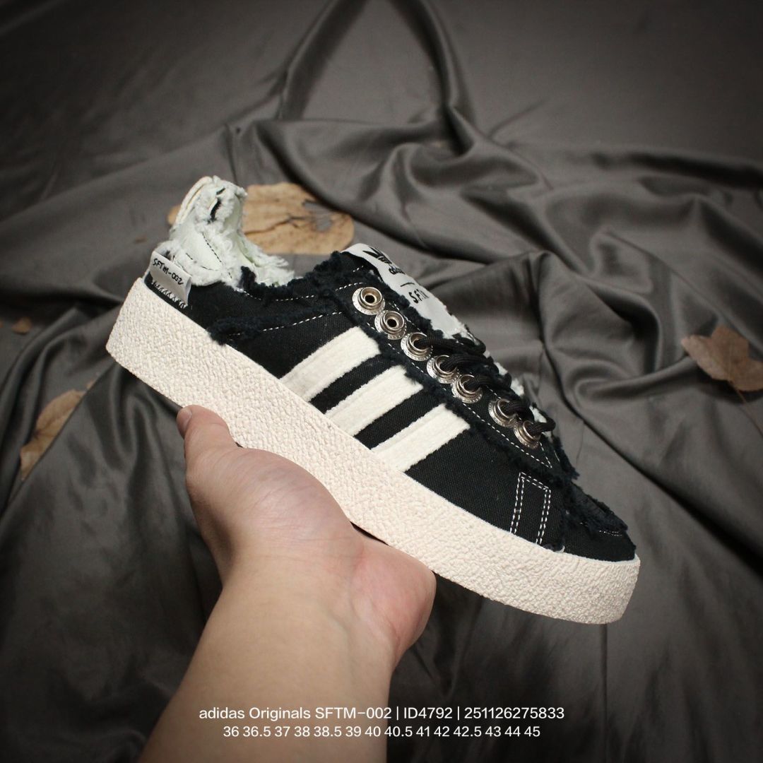 Adidas/阿迪达斯 男女鞋半码制,采用棉质帆布组合环保纤维革鞋面材质(流苏须边处理效果 ),外置厚实隔色耐磨防滑橡胶大底❗每次人气都不低!三叶草「复古新鞋」来了!澳洲时尚品牌/Song for the Mute x adidas Originals SFTM-002 CAMPUS 80s"Olive"80s学院系列低帮休闲运动帆布硫化板鞋“联名帆布橄榄绿黑黄鸳鸯 ID4792 类型:男女鞋 编码:251126275.833