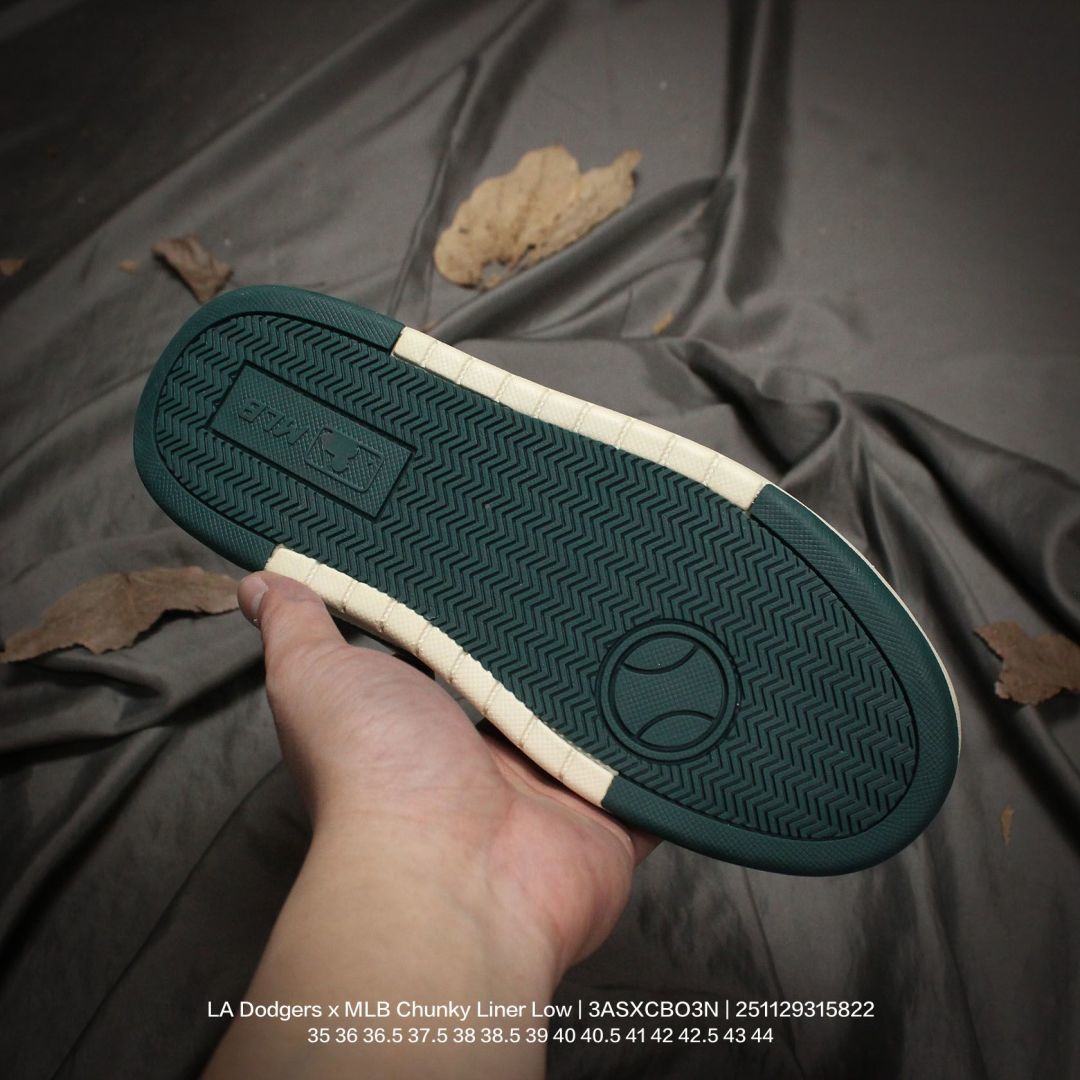 💰100
MLB/韩国F&F旗下运动品牌 采用荔枝纹纤维革面鞋面材质,全新独立5cm厘米外增高轻质发泡中底组合耐磨橡胶外底片❗️学院穿搭爆款,Korea韩国限定!联乘洛杉矶道奇队LA Dodgers x MLB Chunky Liner Low 学长鞋系列低帮老爹风轻量增高厚底百搭休闲运动慢跑鞋 3ASXCBO3N
类型:男女鞋
码数:35 36 36.5 37.5 38 38.5 39 40 40.5 41 42 42.5 43 44
编码:251129315.822