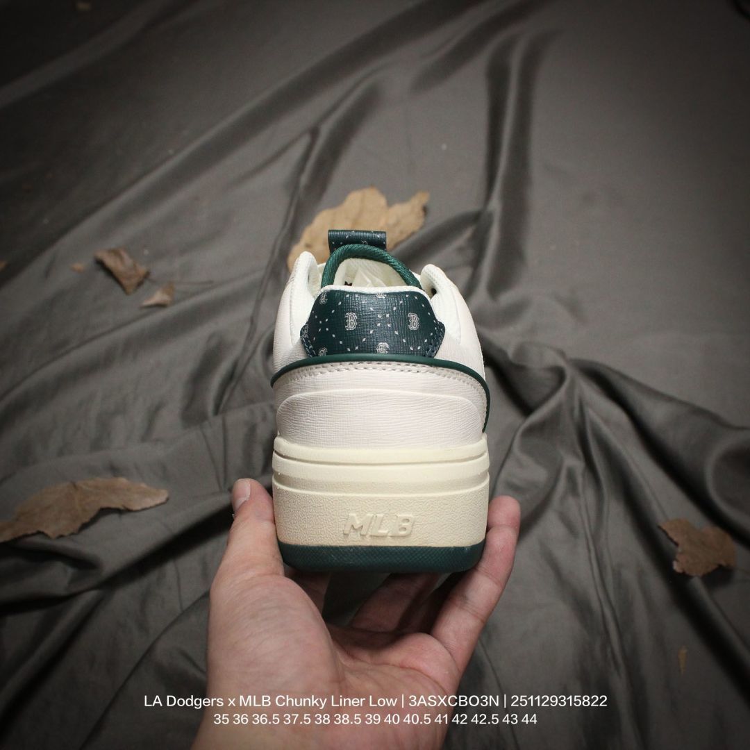 💰100
MLB/韩国F&F旗下运动品牌 采用荔枝纹纤维革面鞋面材质,全新独立5cm厘米外增高轻质发泡中底组合耐磨橡胶外底片❗️学院穿搭爆款,Korea韩国限定!联乘洛杉矶道奇队LA Dodgers x MLB Chunky Liner Low 学长鞋系列低帮老爹风轻量增高厚底百搭休闲运动慢跑鞋 3ASXCBO3N
类型:男女鞋
码数:35 36 36.5 37.5 38 38.5 39 40 40.5 41 42 42.5 43 44
编码:251129315.822