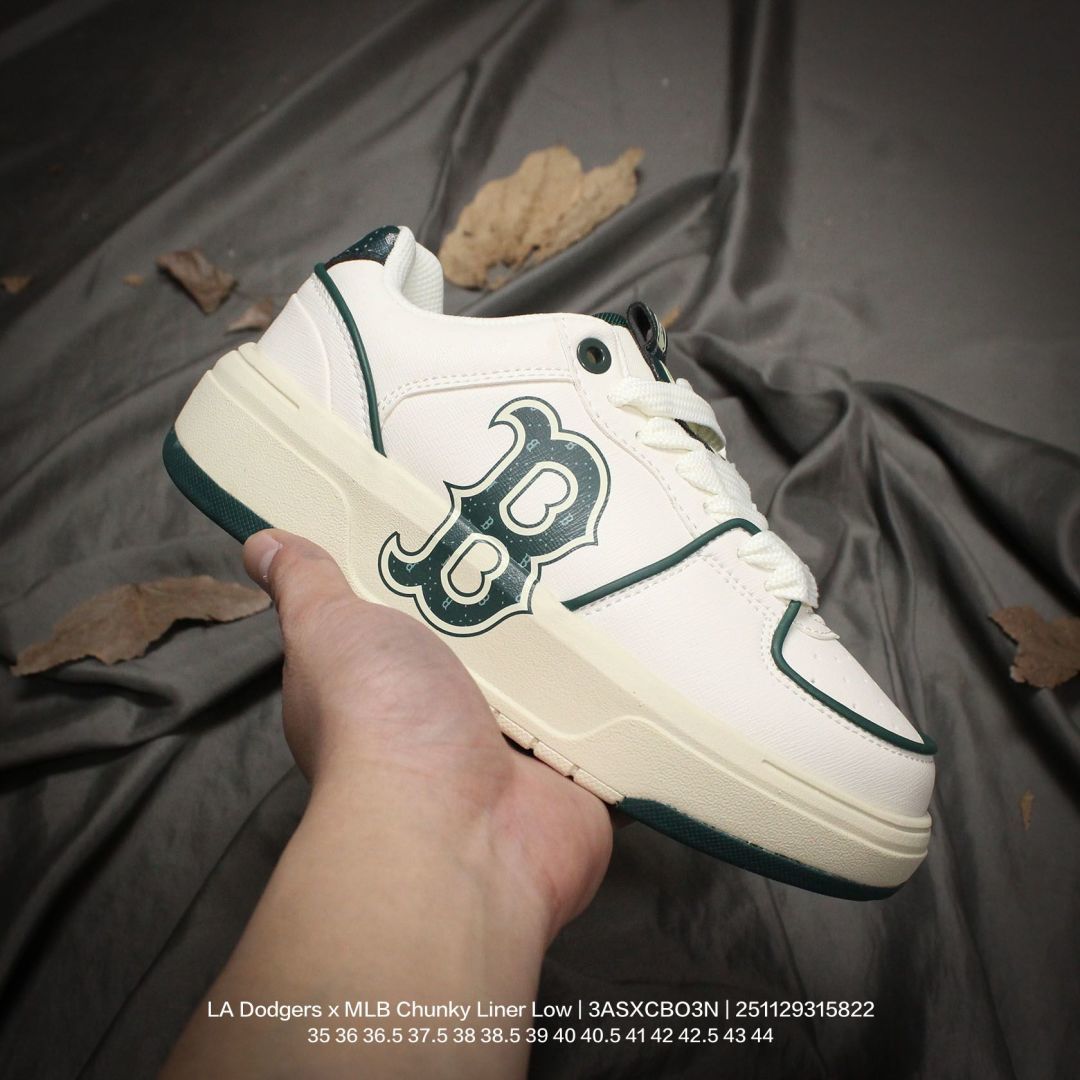 💰100
MLB/韩国F&F旗下运动品牌 采用荔枝纹纤维革面鞋面材质，全新独立5cm厘米外增高轻质发泡中底组合耐磨橡胶外底片❗️学院穿搭爆款,Korea韩国限定!联乘洛杉矶道奇队LA Dodgers x MLB Chunky Liner Low 学长鞋系列低帮老爹风轻量增高厚底百搭休闲运动慢跑鞋 3ASXCBO3N

类型：男女鞋
码数：35 36 36.5 37.5 38 38.5 39 40 40.5 41 42 42.5 43 44
编码：251129315.822