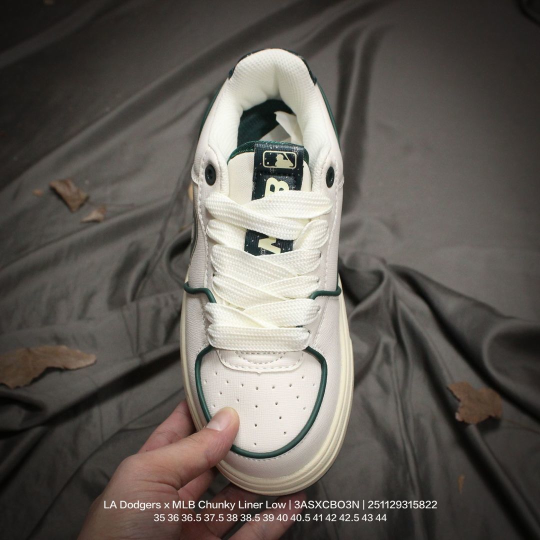 💰100
MLB/韩国F&F旗下运动品牌 采用荔枝纹纤维革面鞋面材质,全新独立5cm厘米外增高轻质发泡中底组合耐磨橡胶外底片❗️学院穿搭爆款,Korea韩国限定!联乘洛杉矶道奇队LA Dodgers x MLB Chunky Liner Low 学长鞋系列低帮老爹风轻量增高厚底百搭休闲运动慢跑鞋 3ASXCBO3N
类型:男女鞋
码数:35 36 36.5 37.5 38 38.5 39 40 40.5 41 42 42.5 43 44
编码:251129315.822